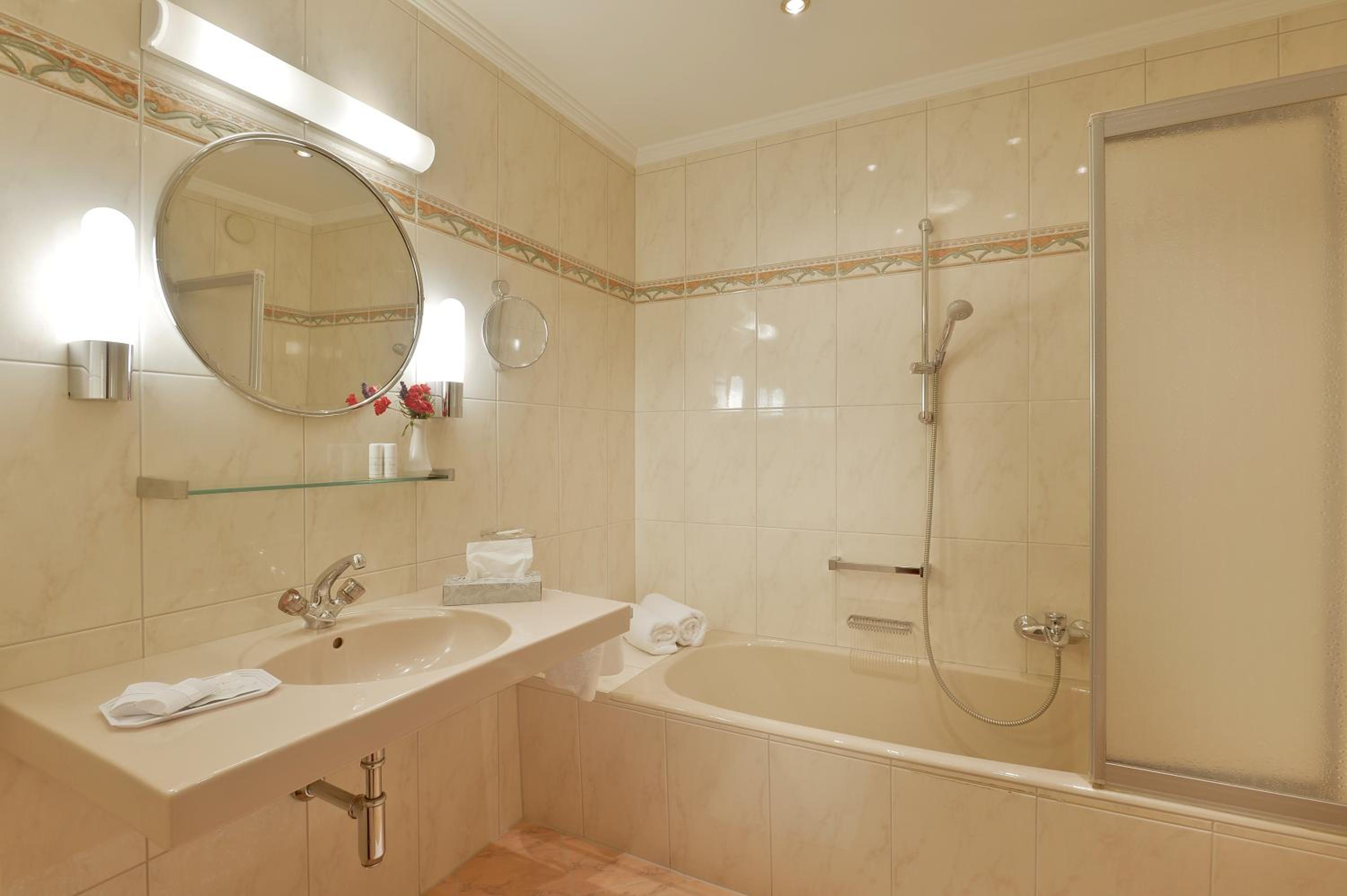 Junior Suite with Balcony - Photo 5