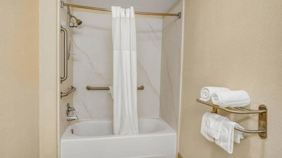Double Room with Two Double Beds - Mobility Accessible/Non-Smoking - Photo 4