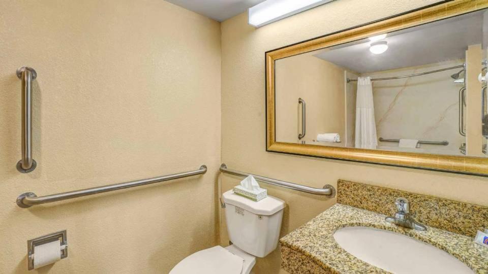 Double Room with Two Double Beds - Mobility Accessible/Non-Smoking - Photo 3