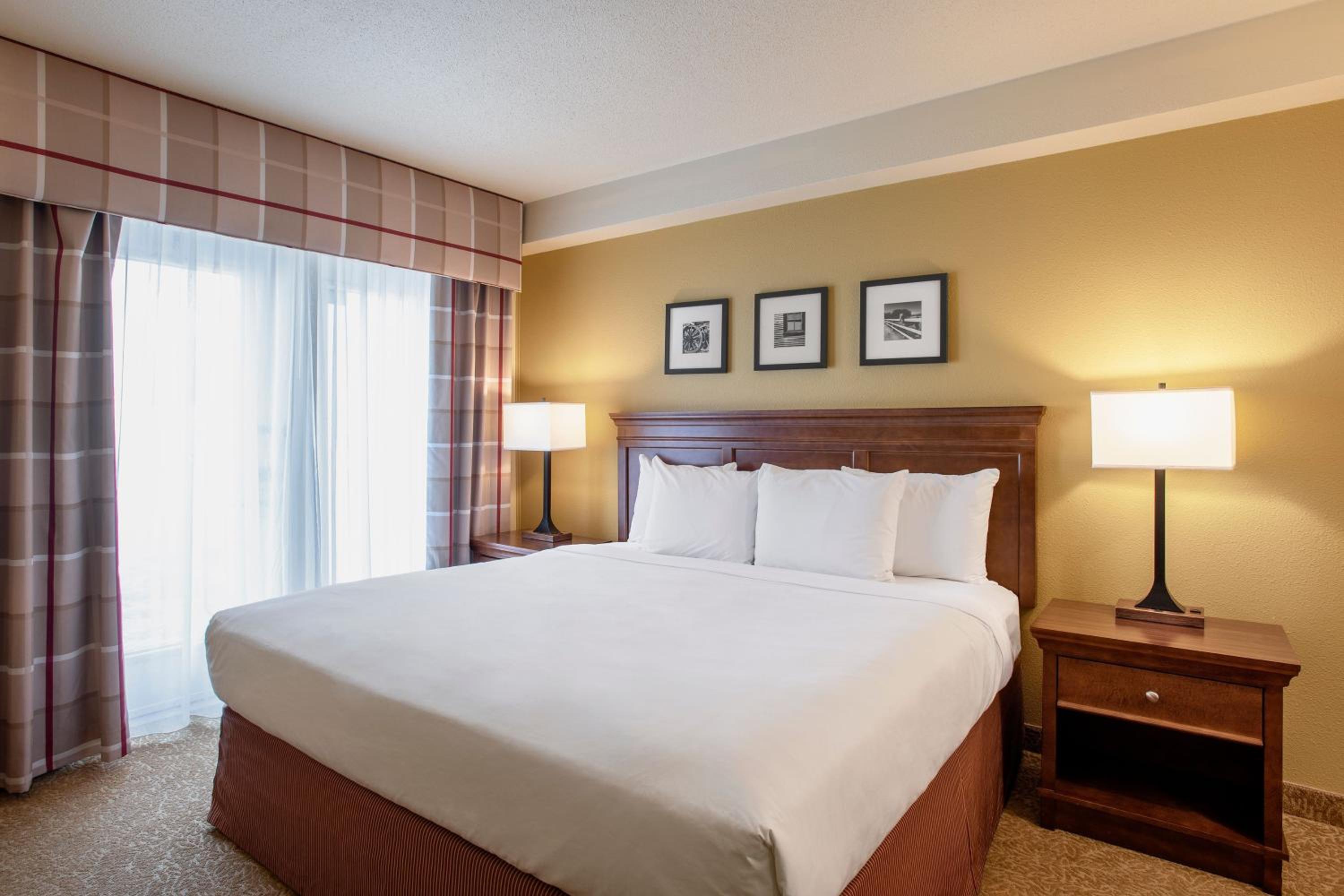 1 King Bed, Mobility Accessible Room, Bathtub w/ Grab Bars, Non-Smoking - Photo 4