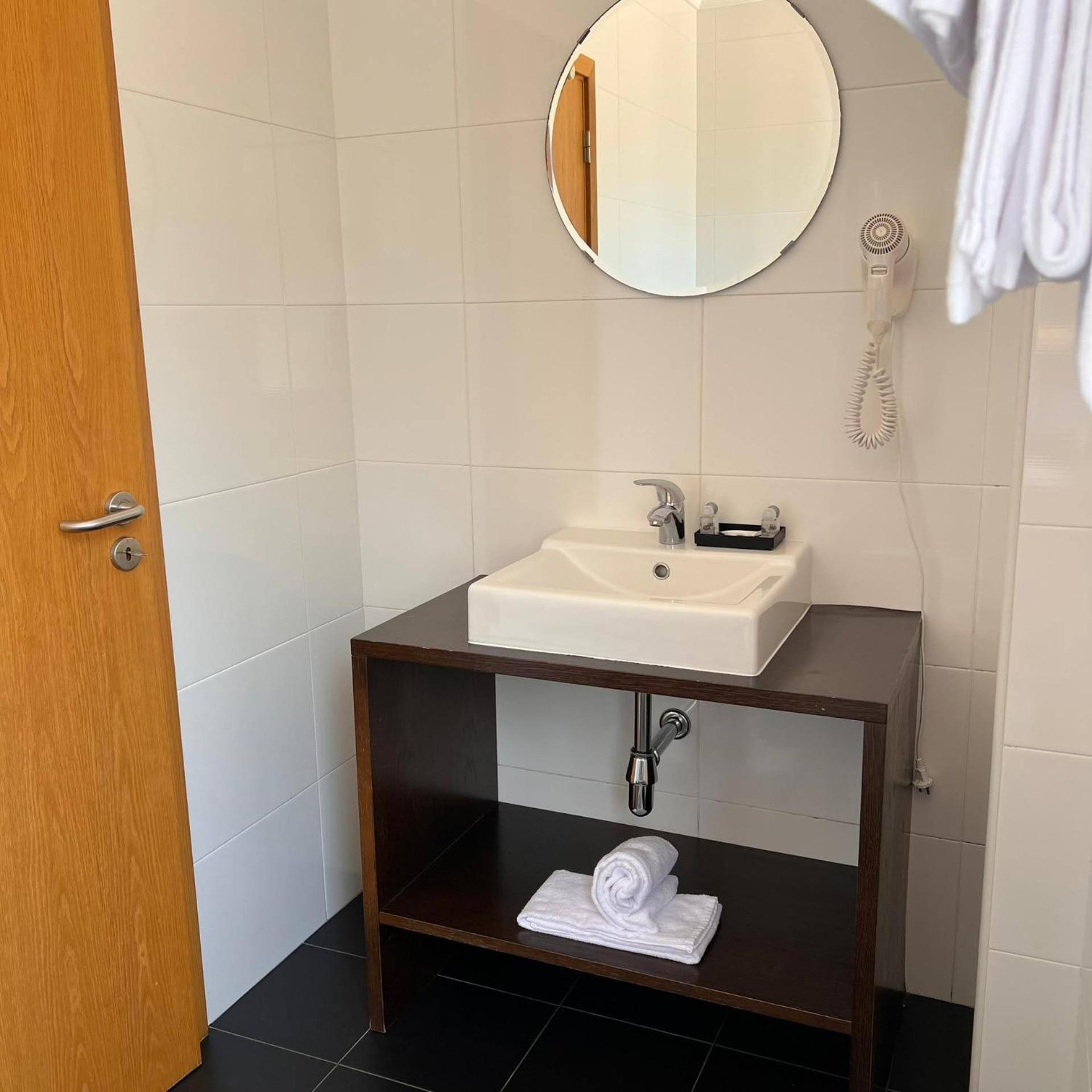 Double or Twin Room with Balcony - Photo 3