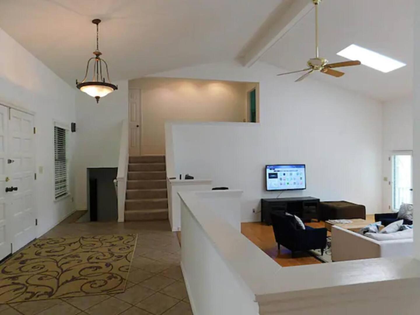 Six-Bedroom House photo 1
