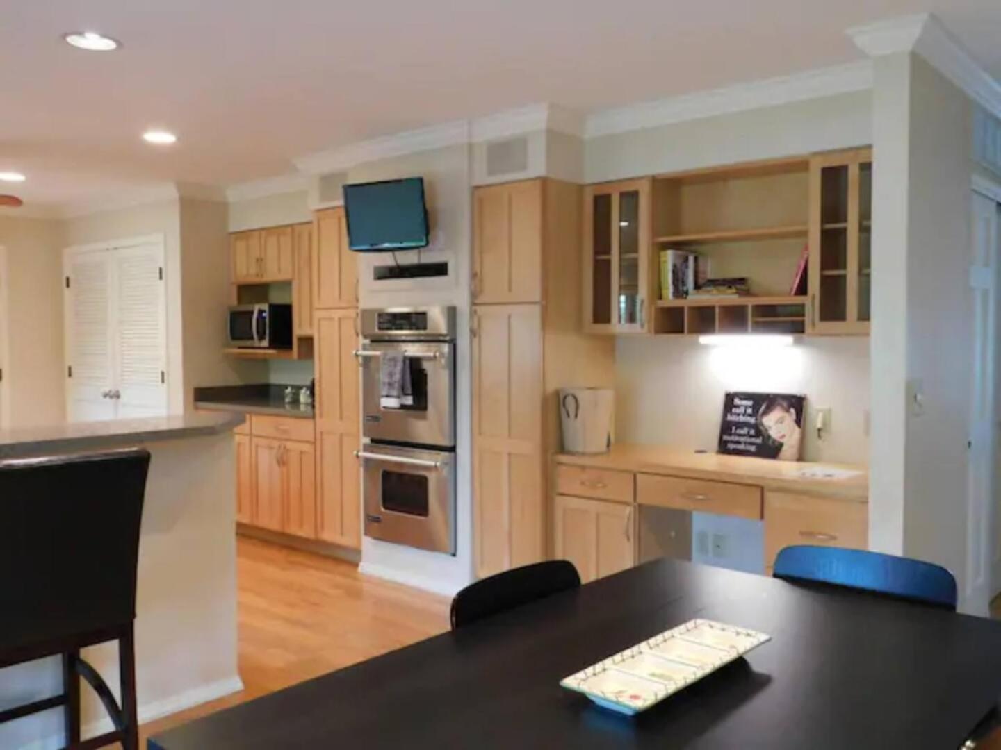 Six-Bedroom House photo 2