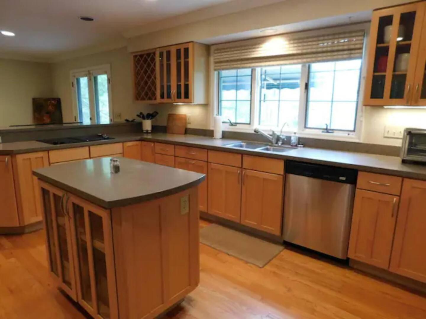 Six-Bedroom House photo 3