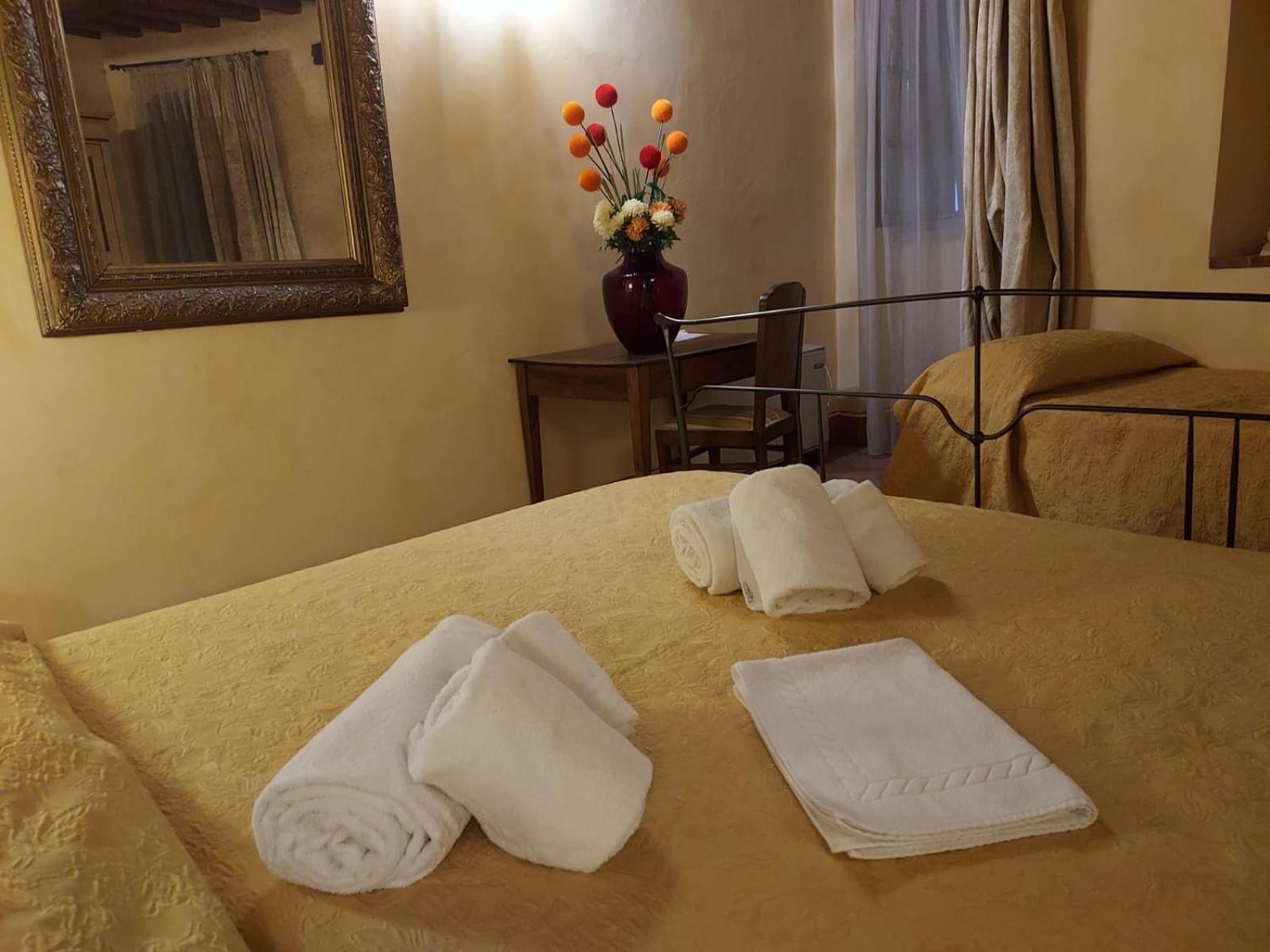 Large Double Room - Photo 7