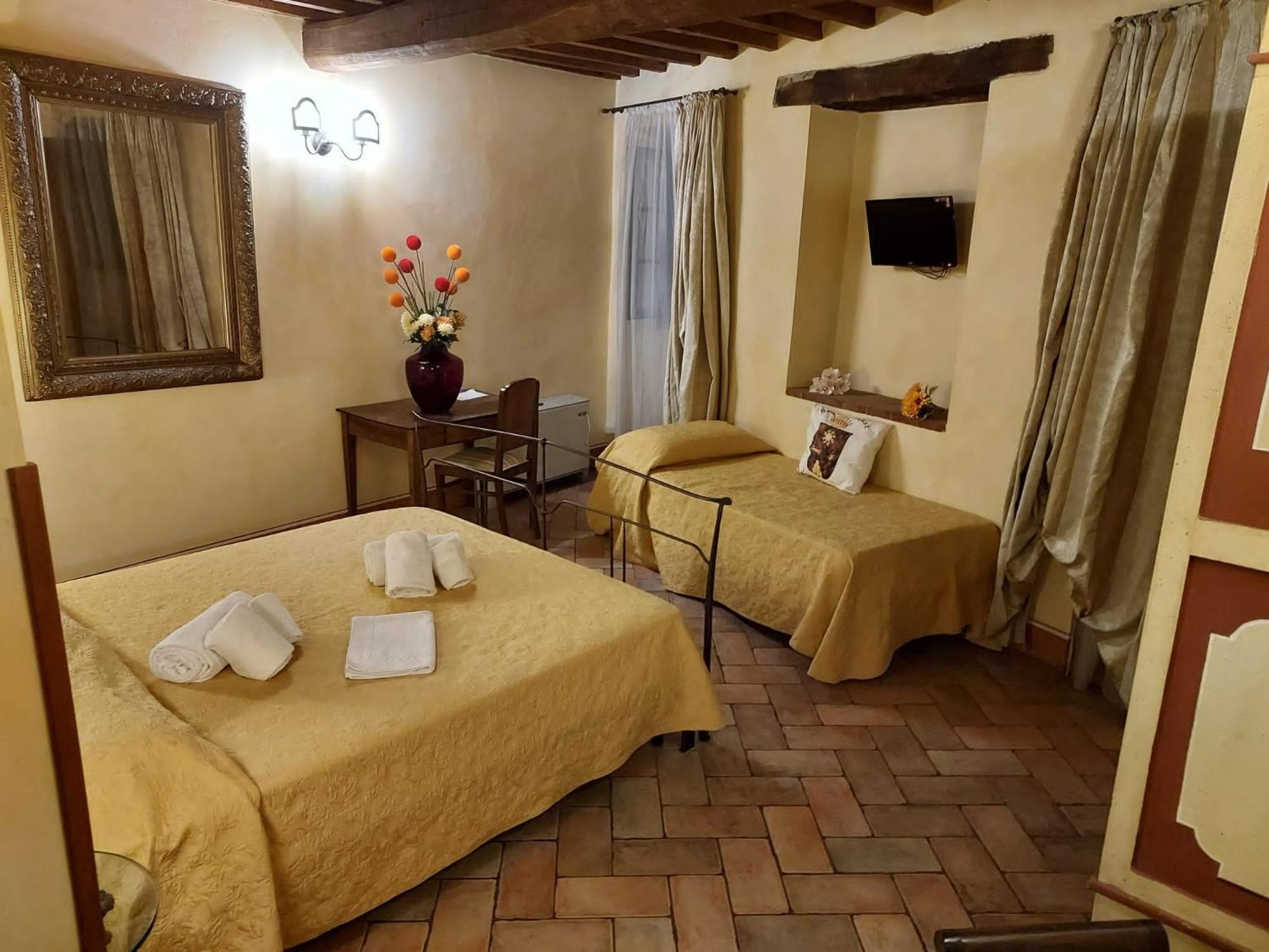 Large Double Room - Photo 6