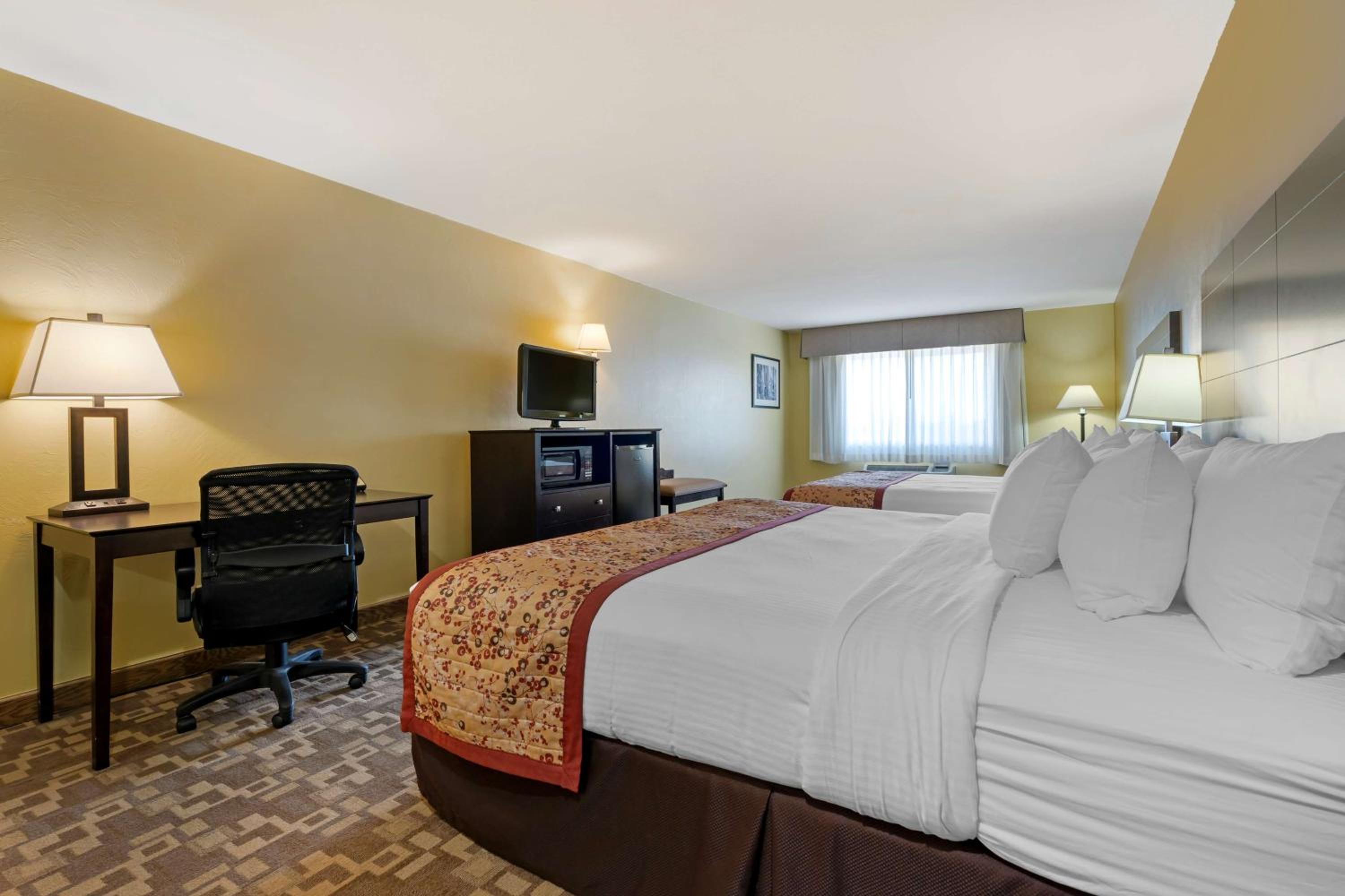 Queen Room with Two Queen Beds - Non-Smoking photo 1