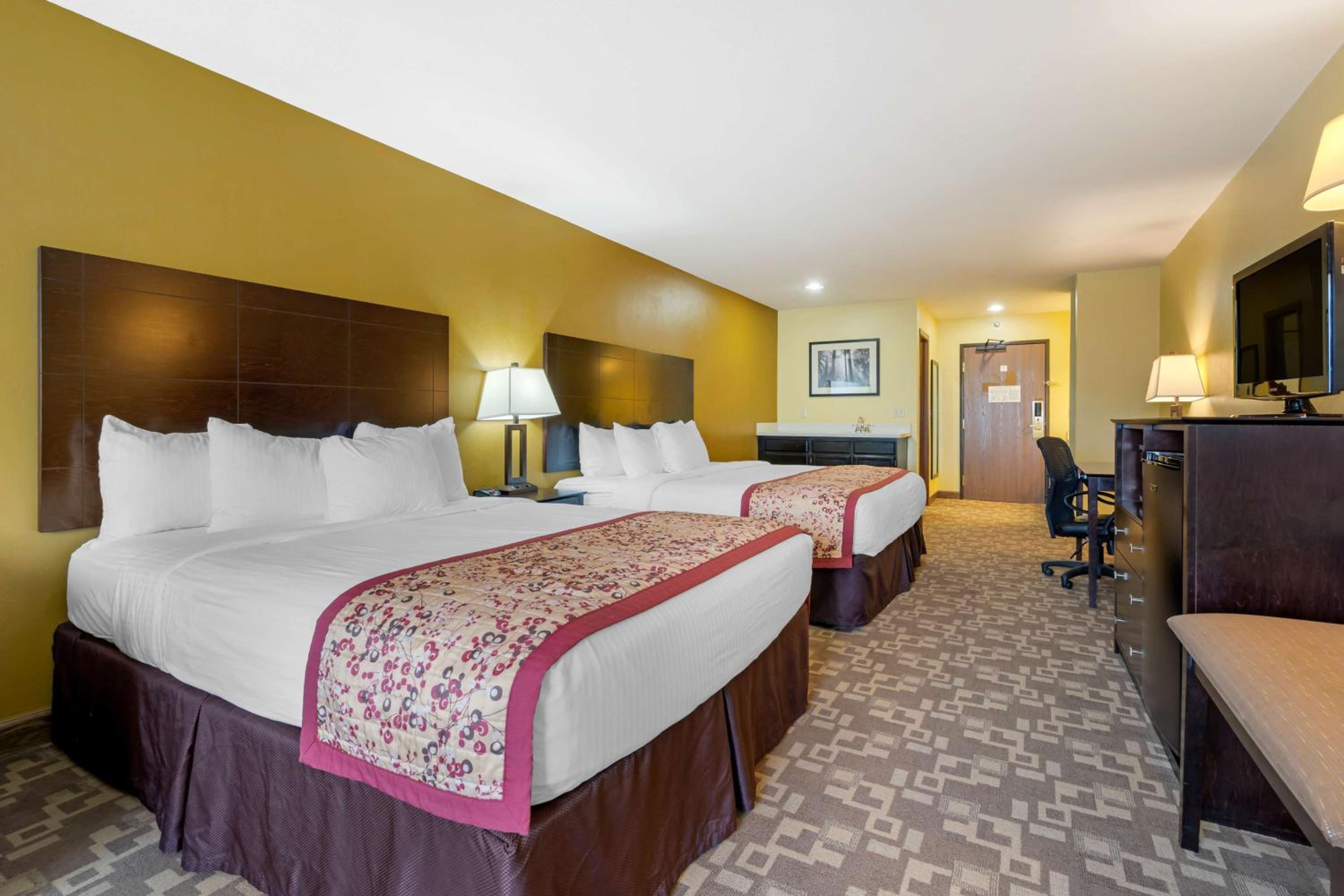 Queen Room with Two Queen Beds - Non-Smoking photo 2