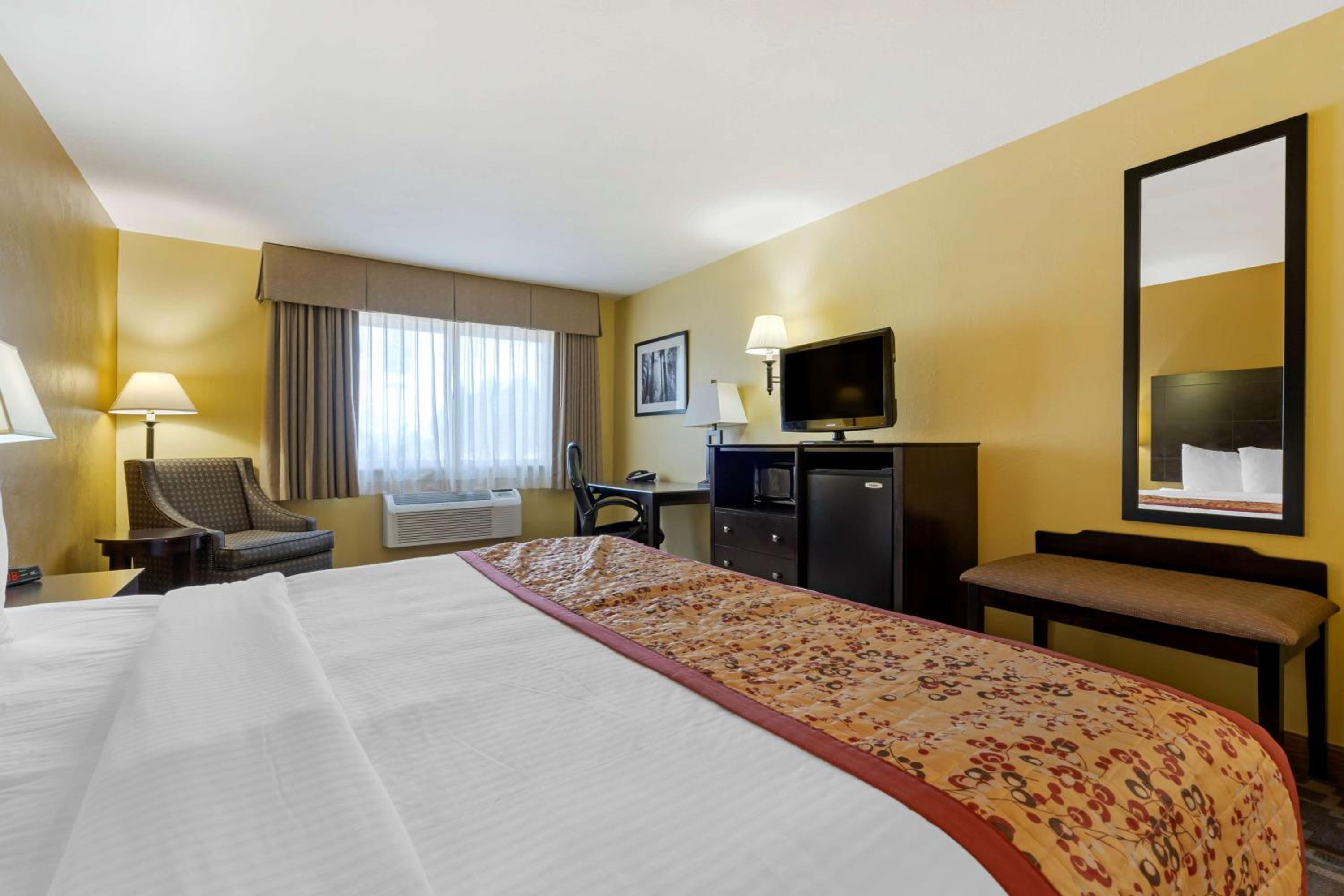 King Room with One King Bed and One Queen Bed - Non-Smoking photo 2