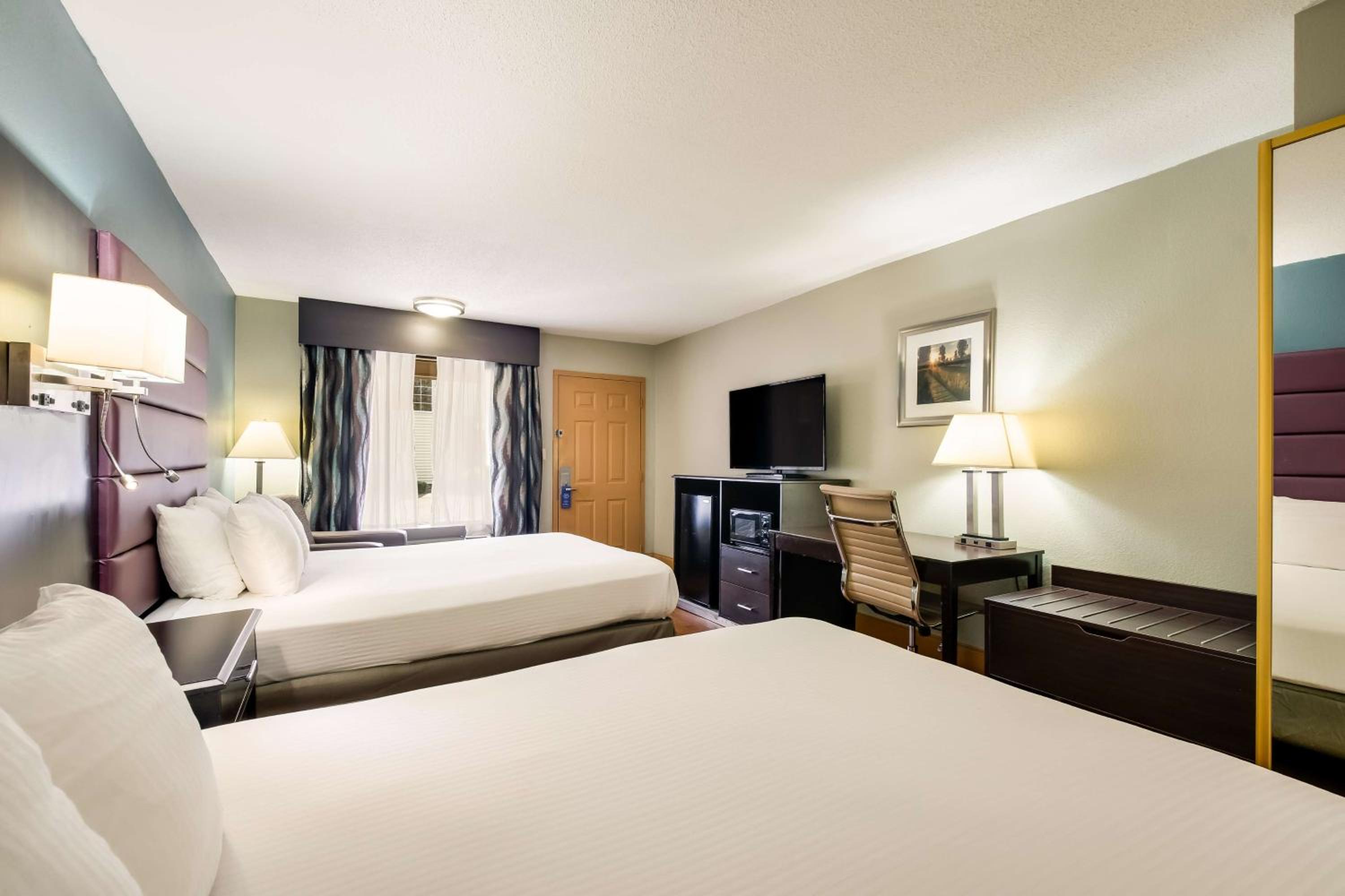 Queen Room with Two Queen Beds and Kitchenette photo 1