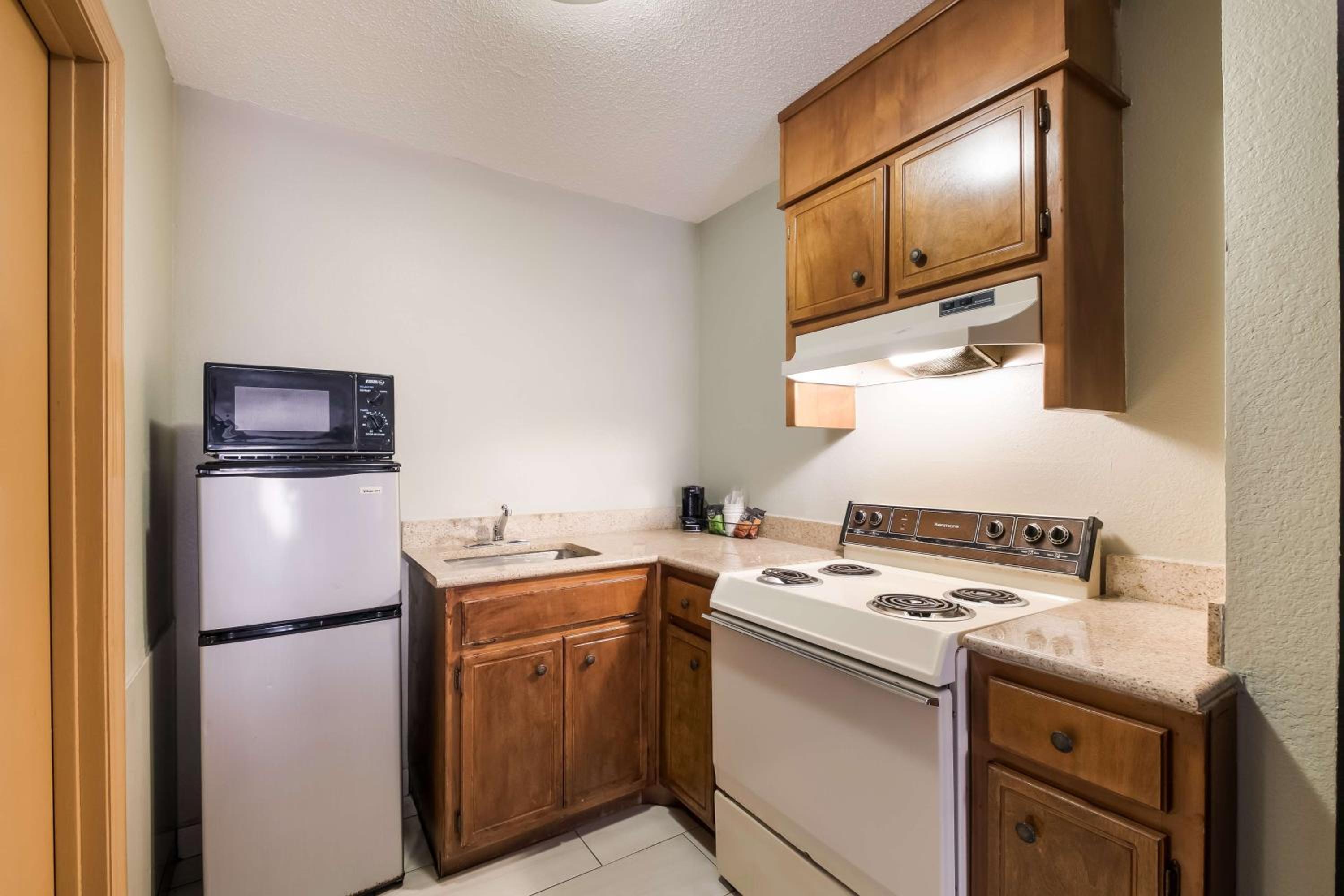 Queen Room with Two Queen Beds and Kitchenette photo 3