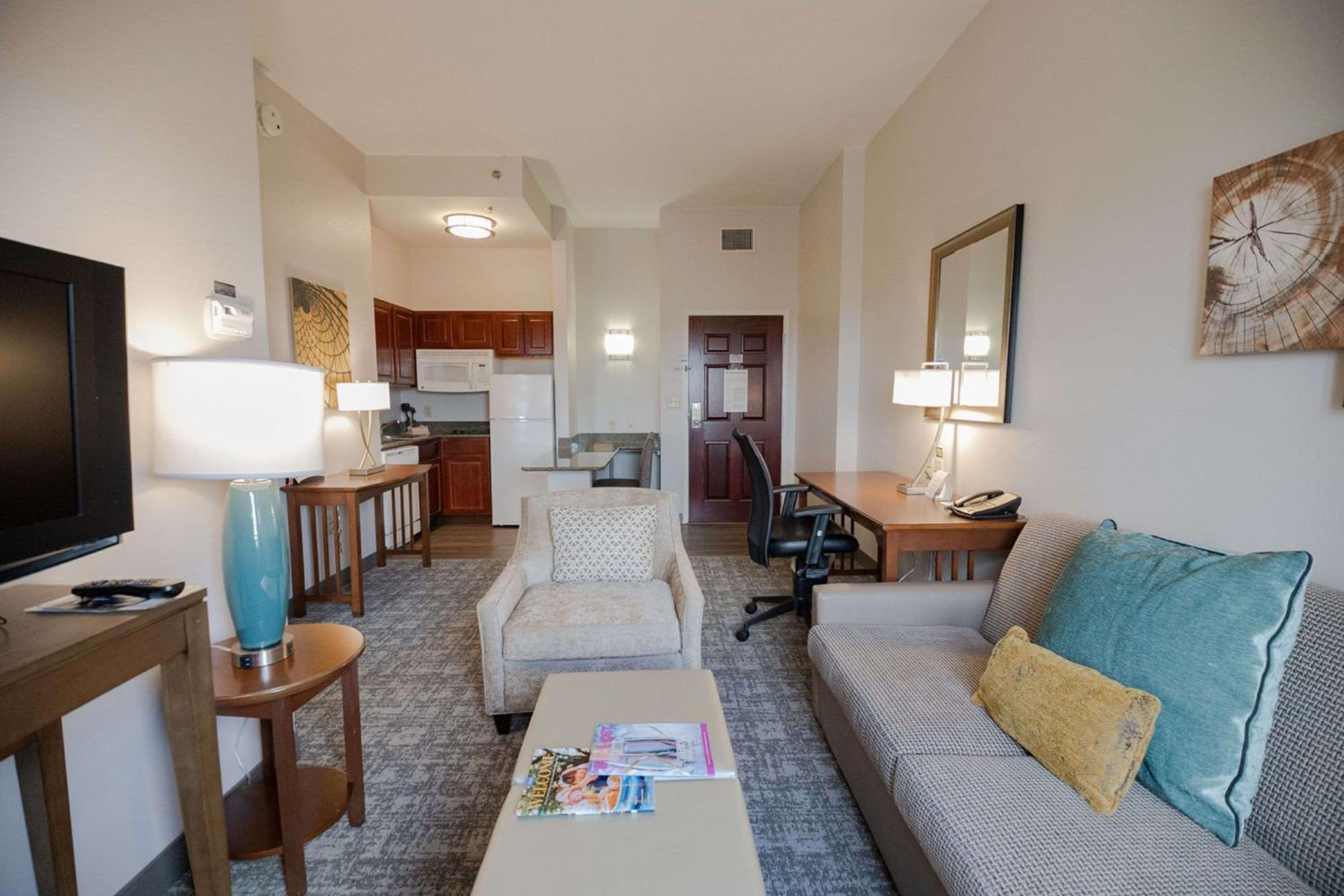 One-Bedroom Queen Suite with Roll-In Shower - Mobility Accessible - Photo 5