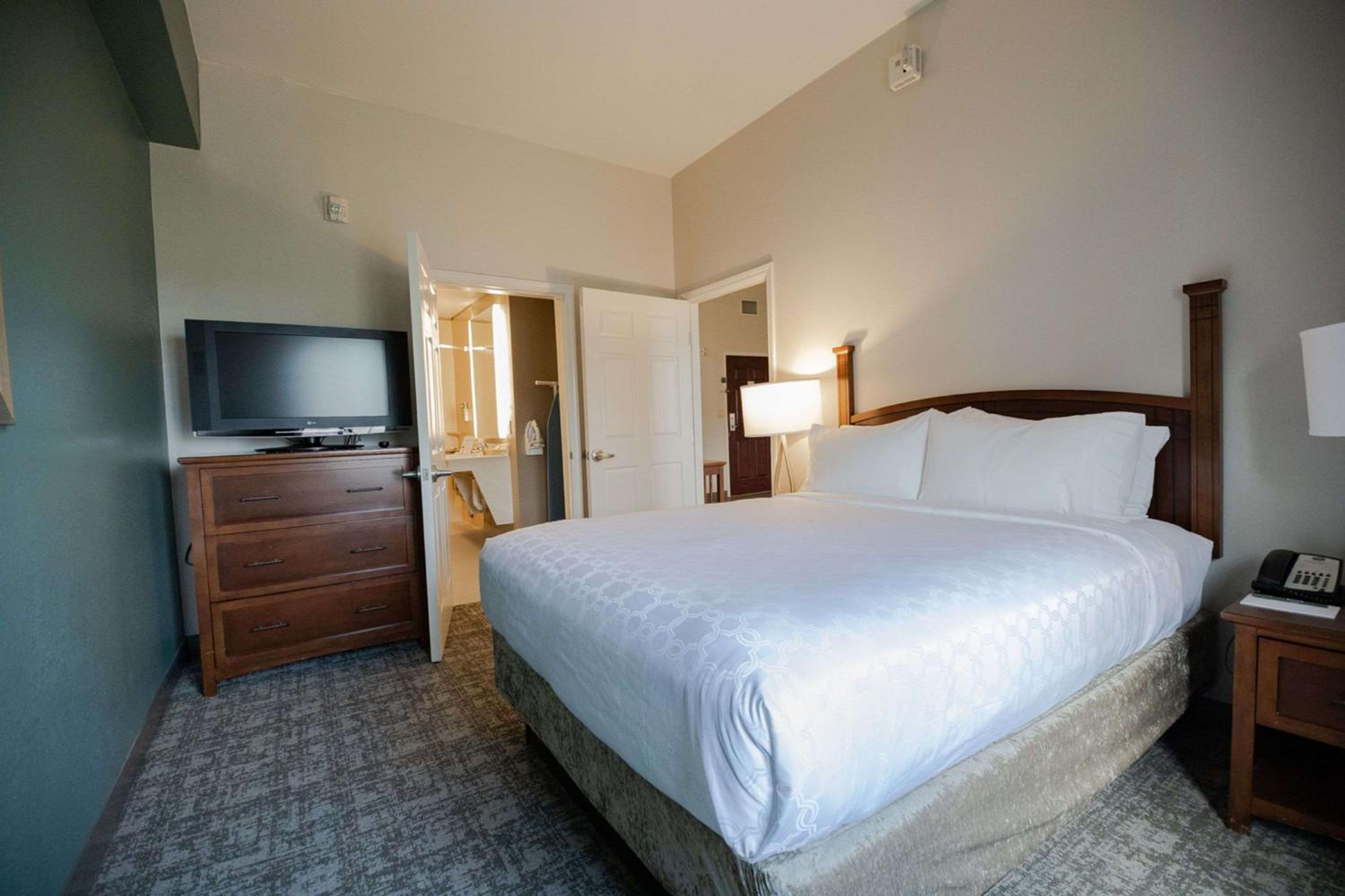 One-Bedroom Queen Suite with Roll-In Shower - Mobility Accessible - Photo 3