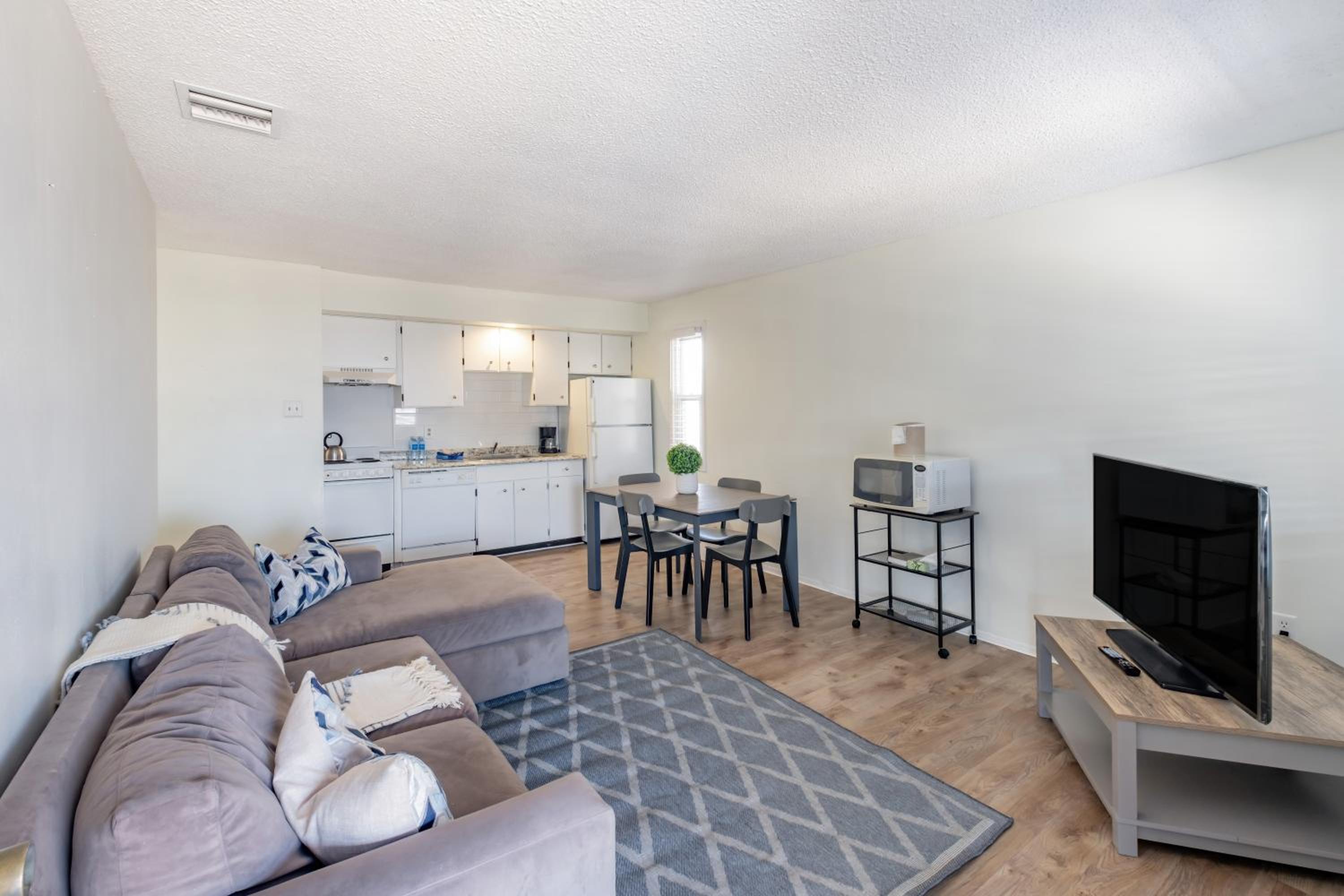 2 Bedroom Apartment - Unit 400 photo 2