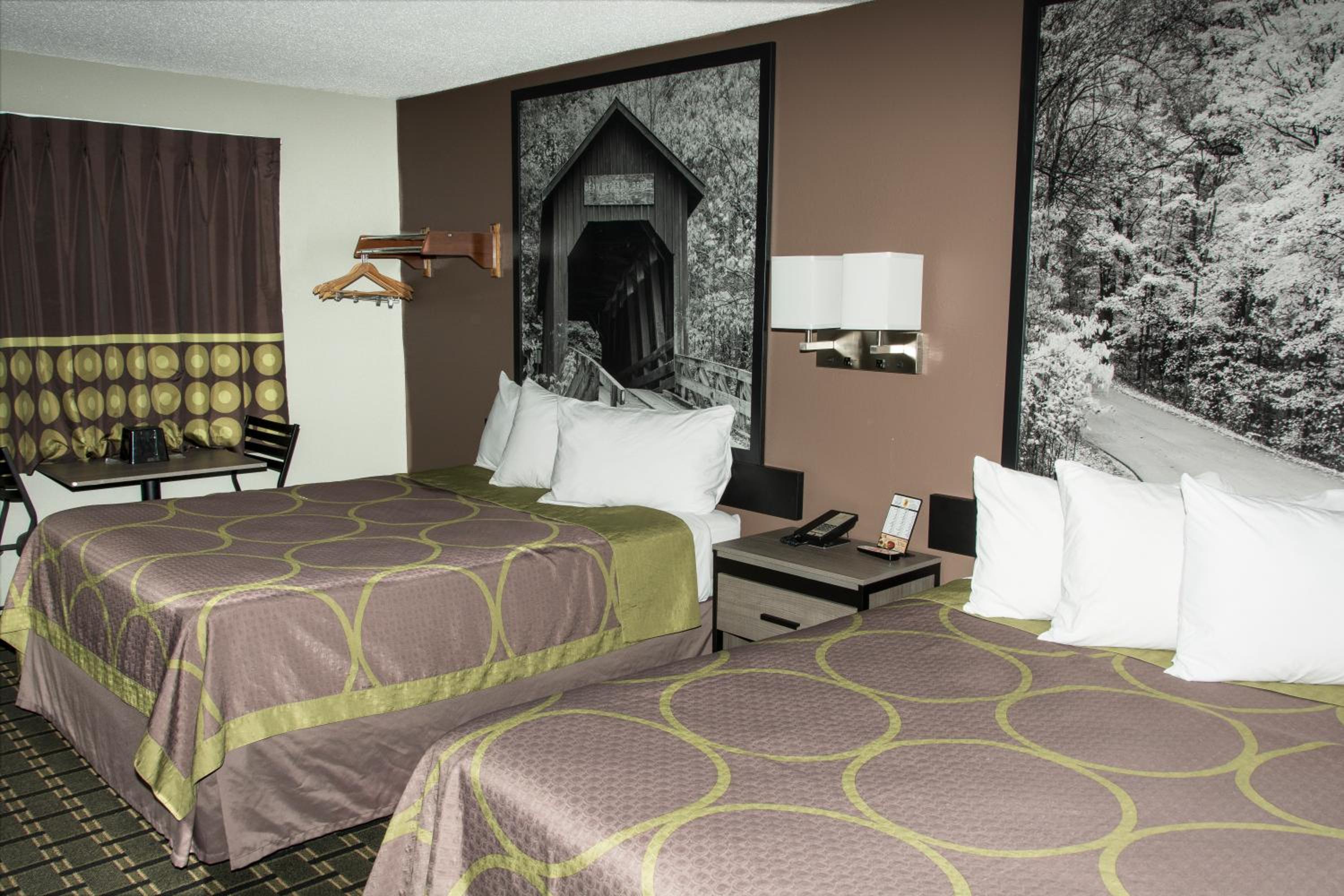 Deluxe Queen Room with Two Queen Beds - Non-Smoking - Photo 3