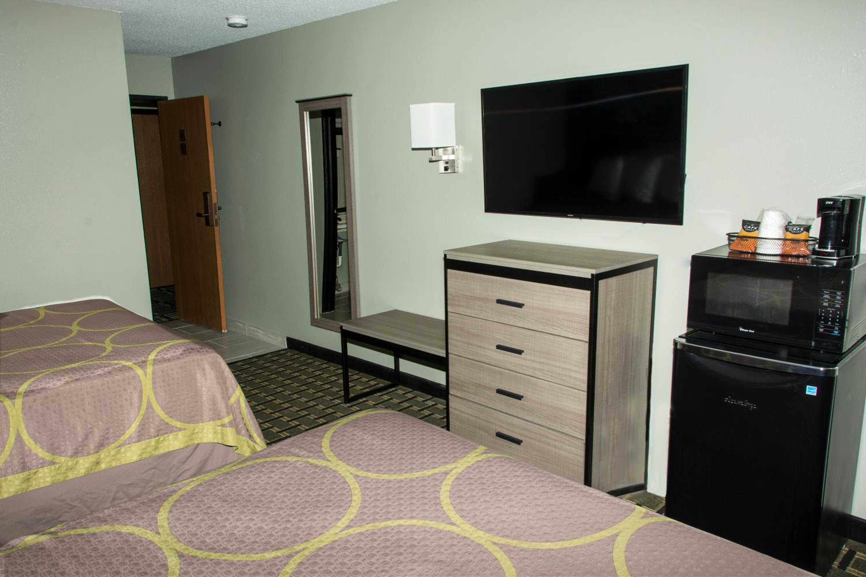 Deluxe Queen Room with Two Queen Beds - Non-Smoking - Photo 5