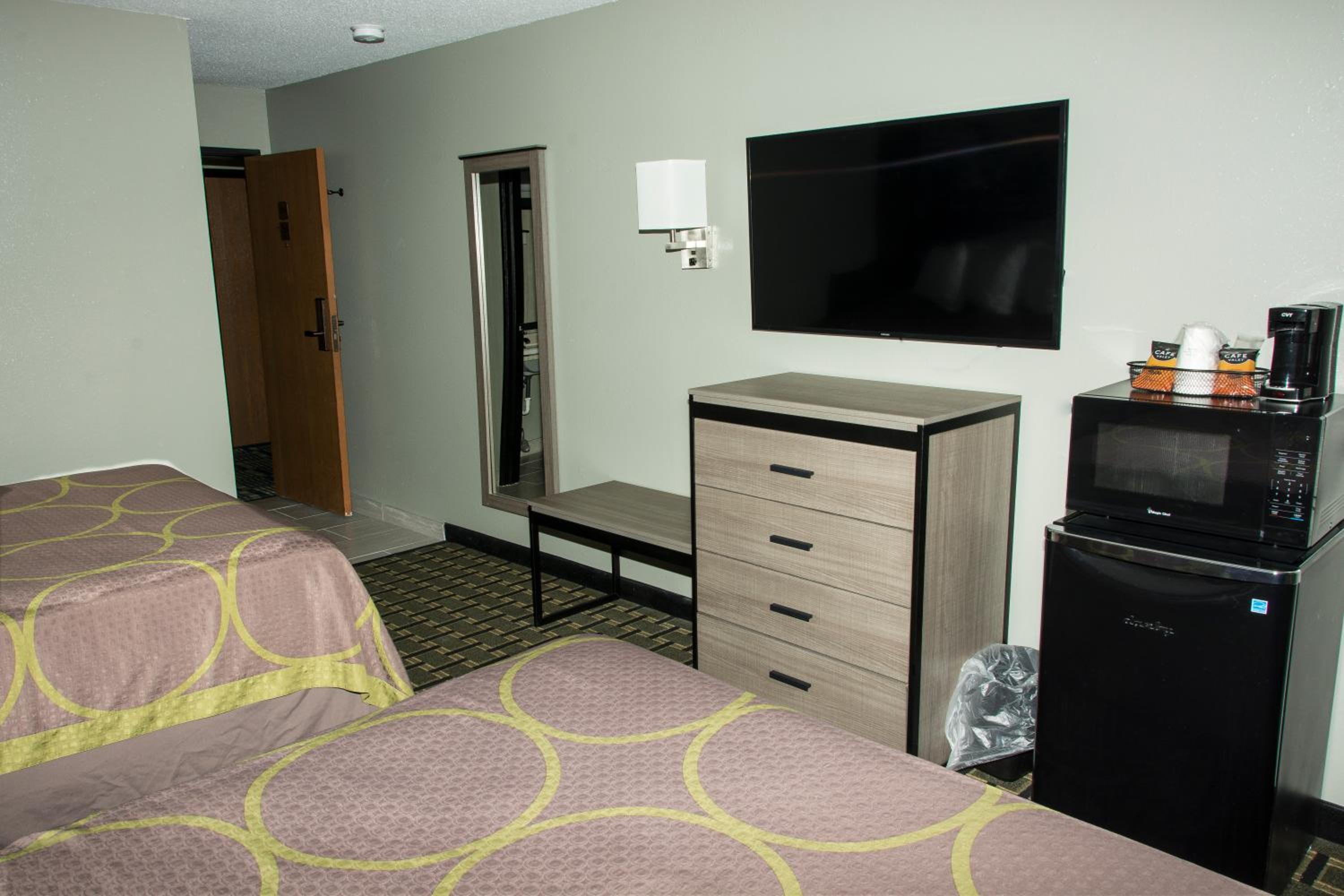 Deluxe Queen Room with Two Queen Beds - Non-Smoking - Photo 6