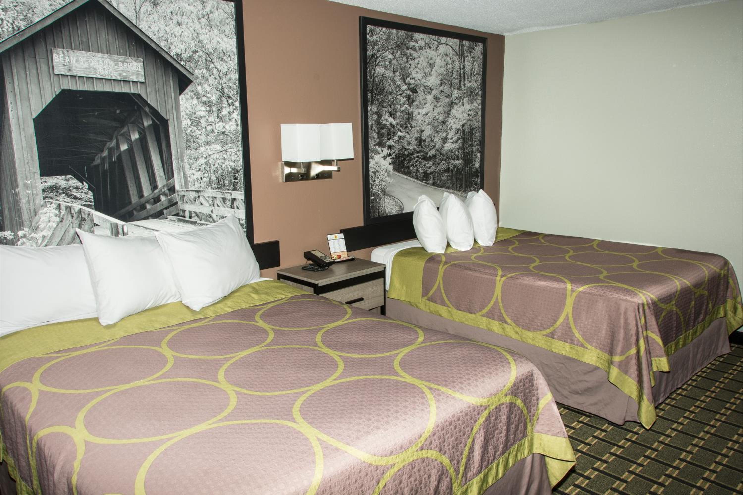 Deluxe Queen Room with Two Queen Beds - Non-Smoking - Photo 7