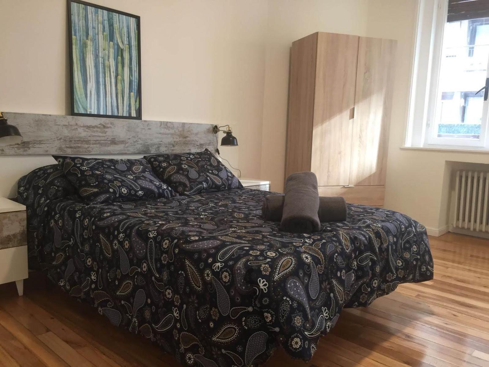 Large Double Room with Shared Bathroom