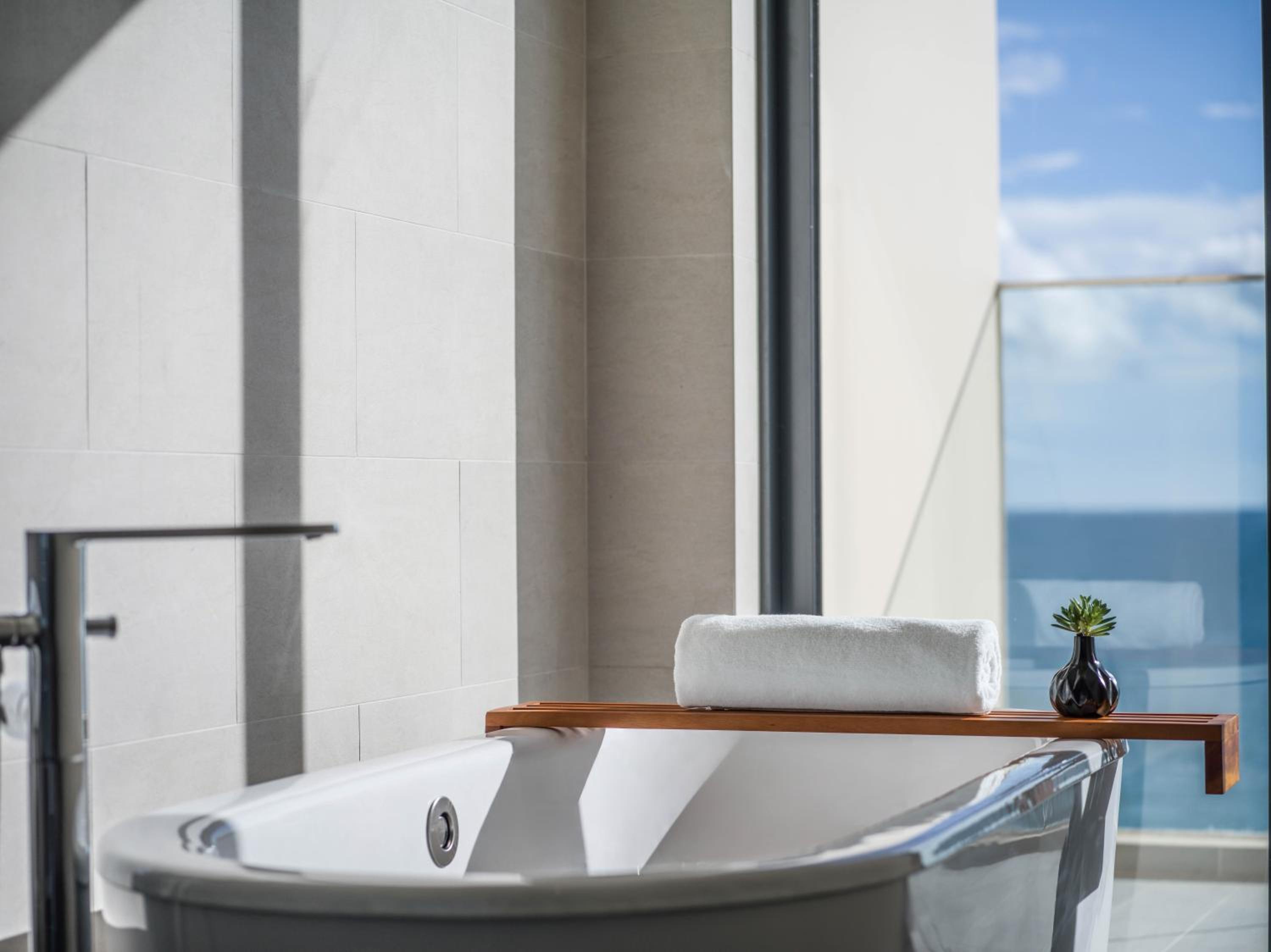 One-Bedroom Suite with Oceanfront  - Photo 3