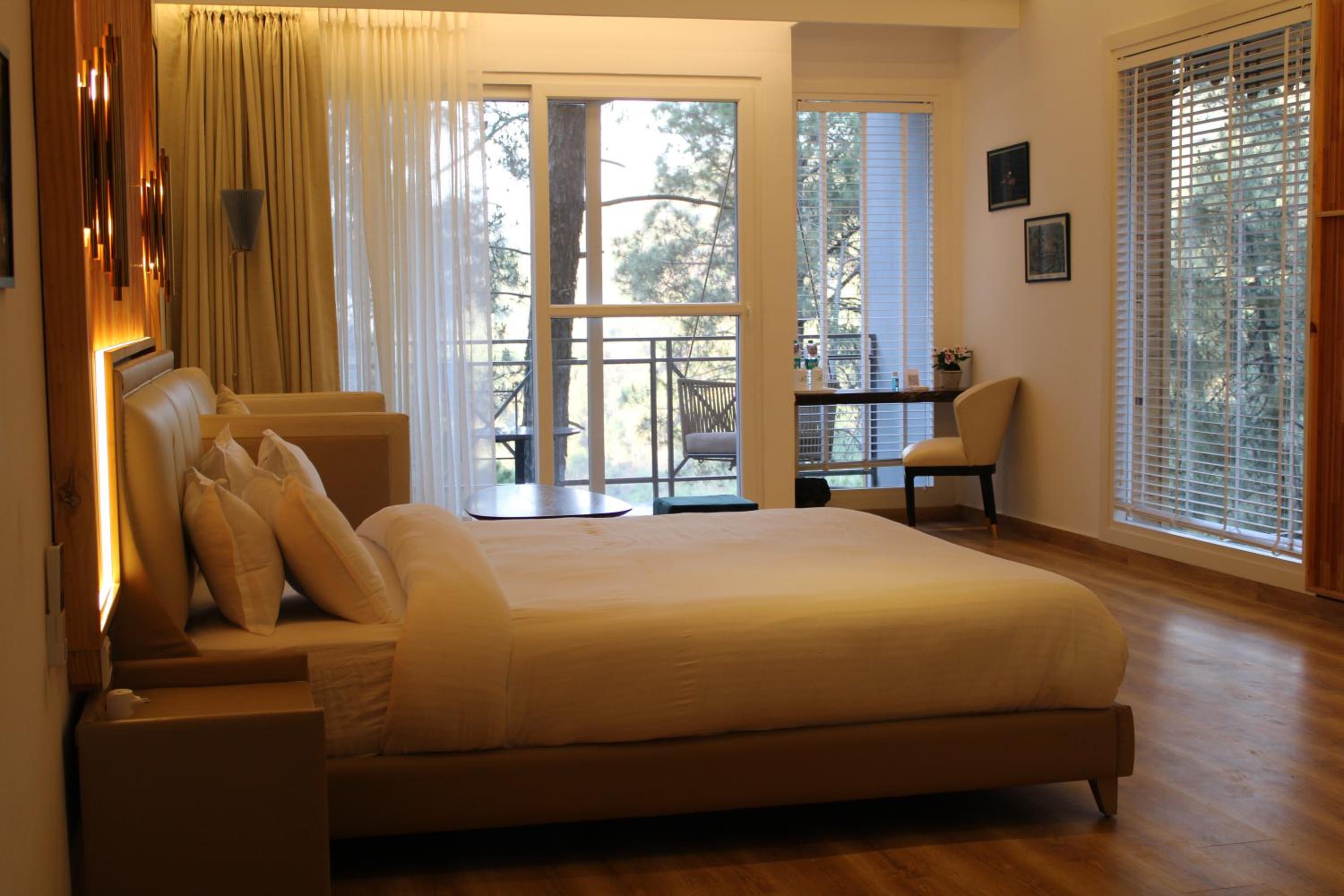 Deluxe King Room - Photo 2