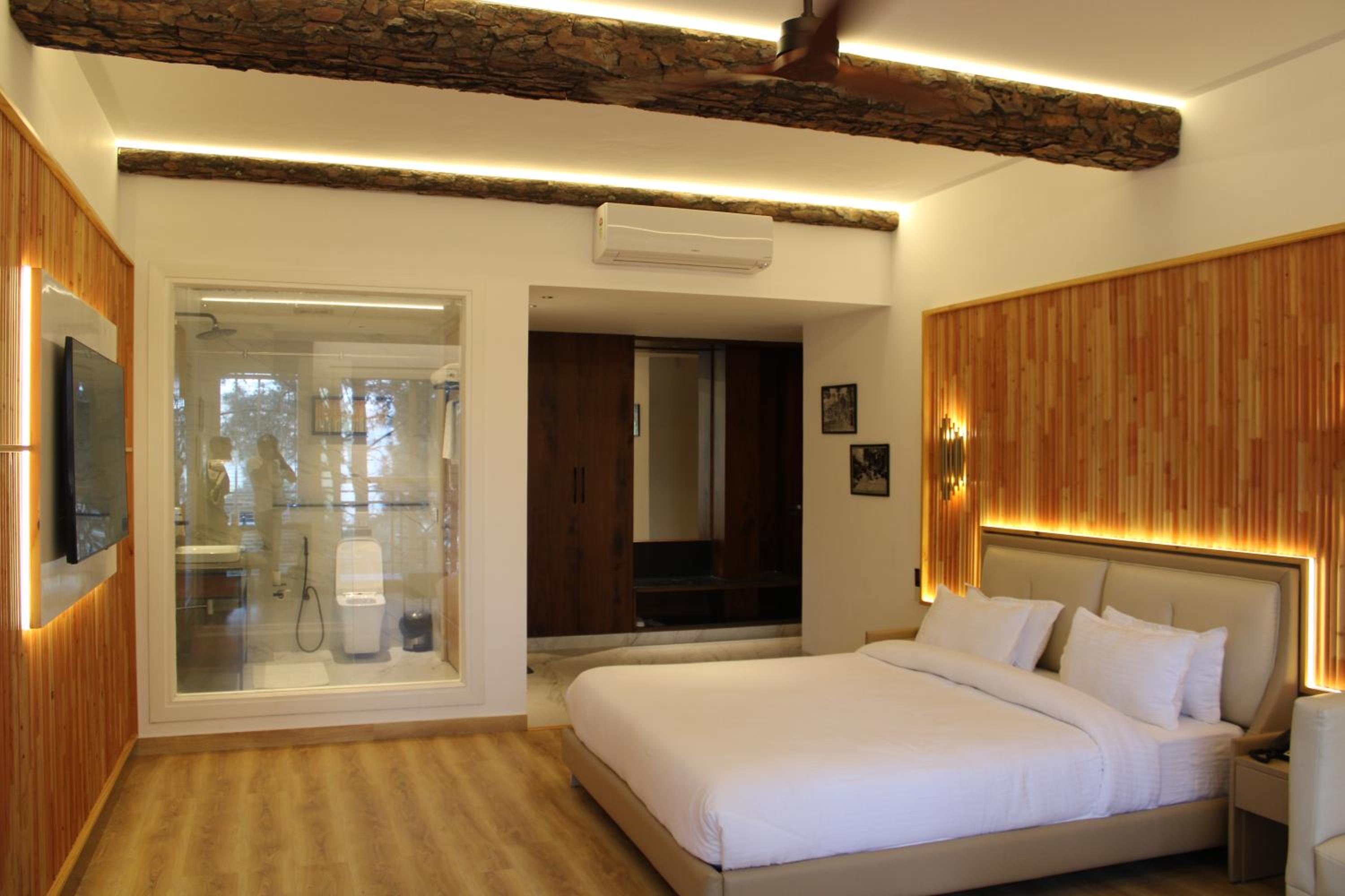 Deluxe King Room - Photo 19