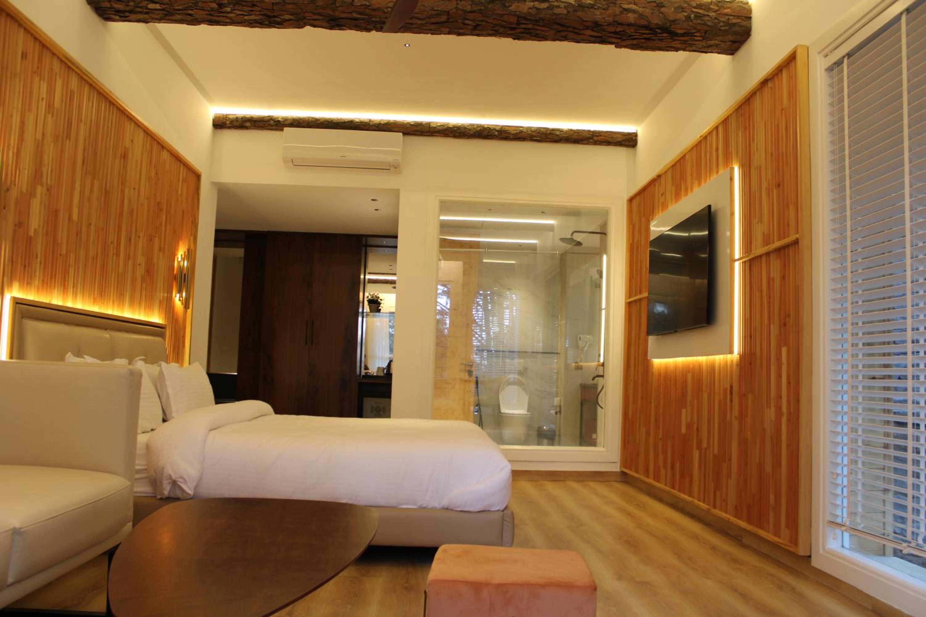 Deluxe King Room - Photo 20