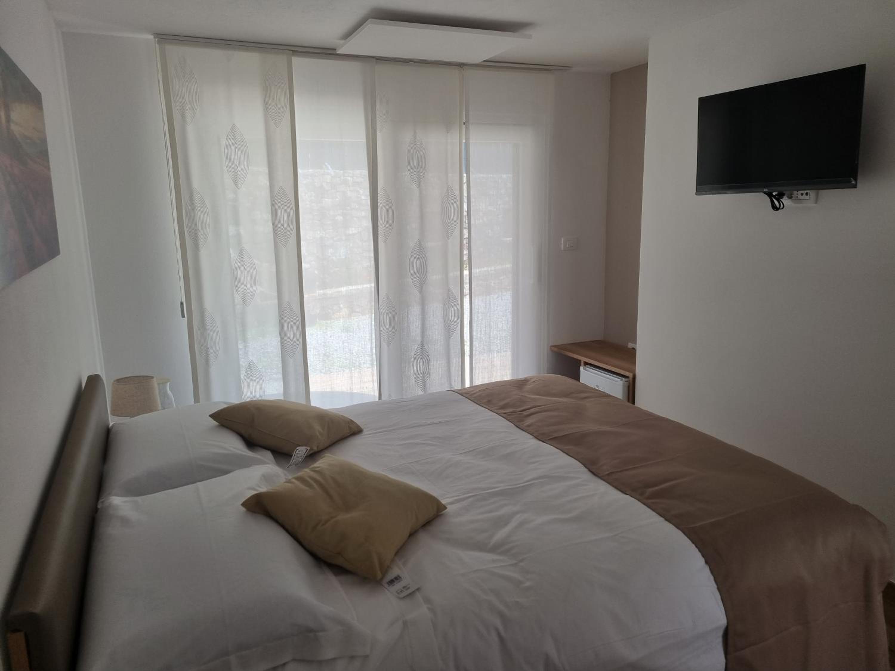 Deluxe Room - Photo 21