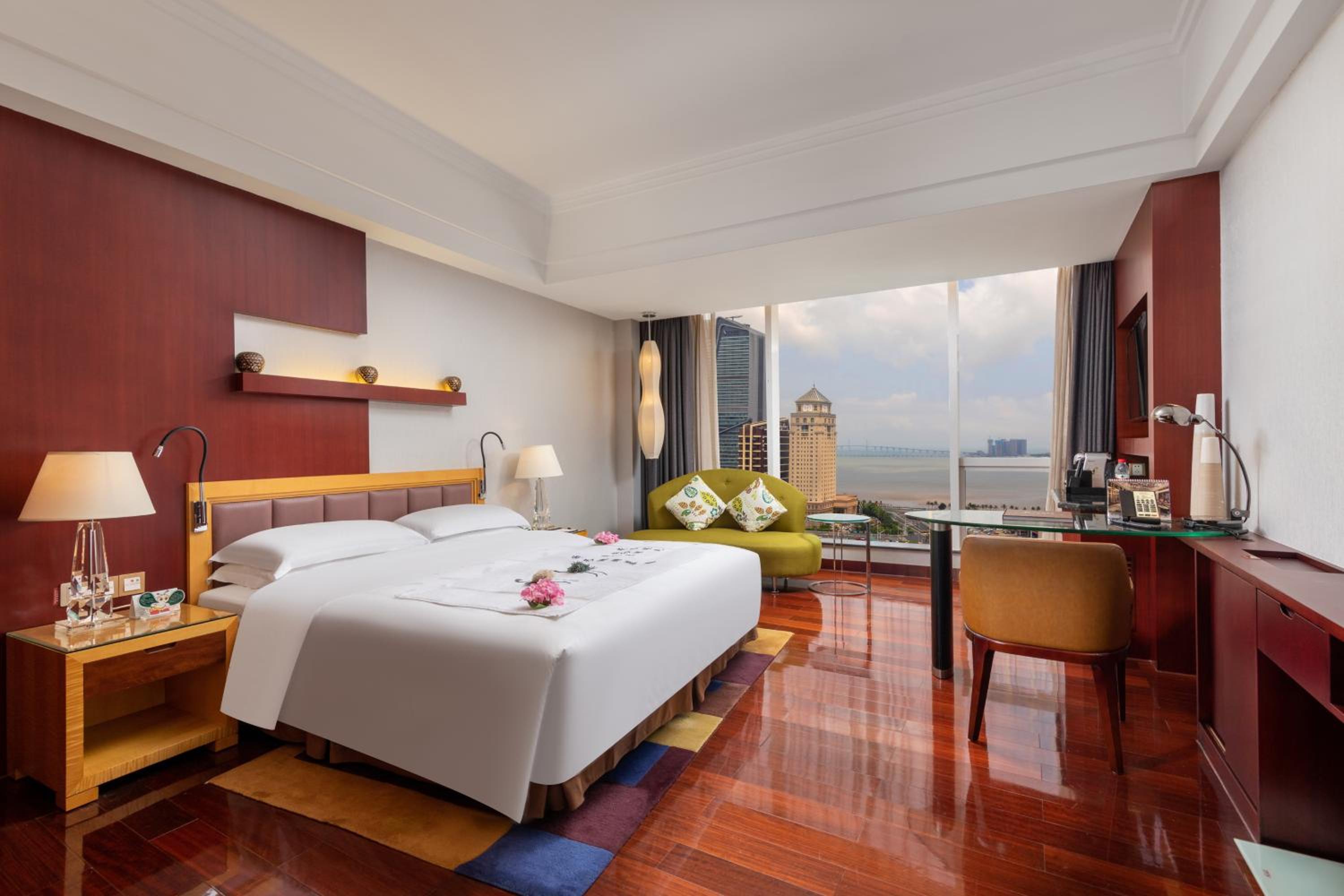 Executive Kind Bed Room with View of Macau and Hong Kong-Zhuhai-Macau Bridge Free Welcome Fruit)