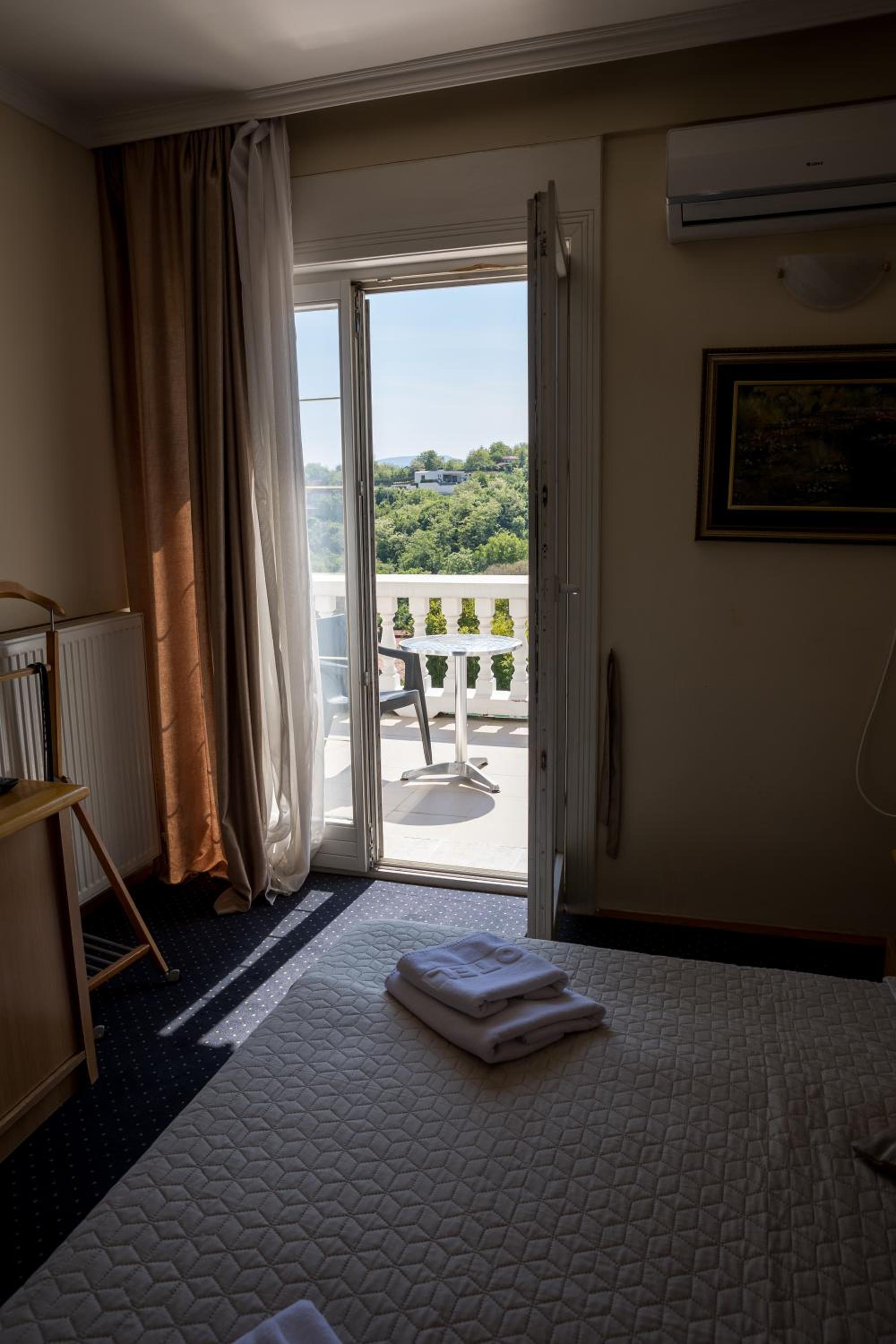 Double Room - Photo 10