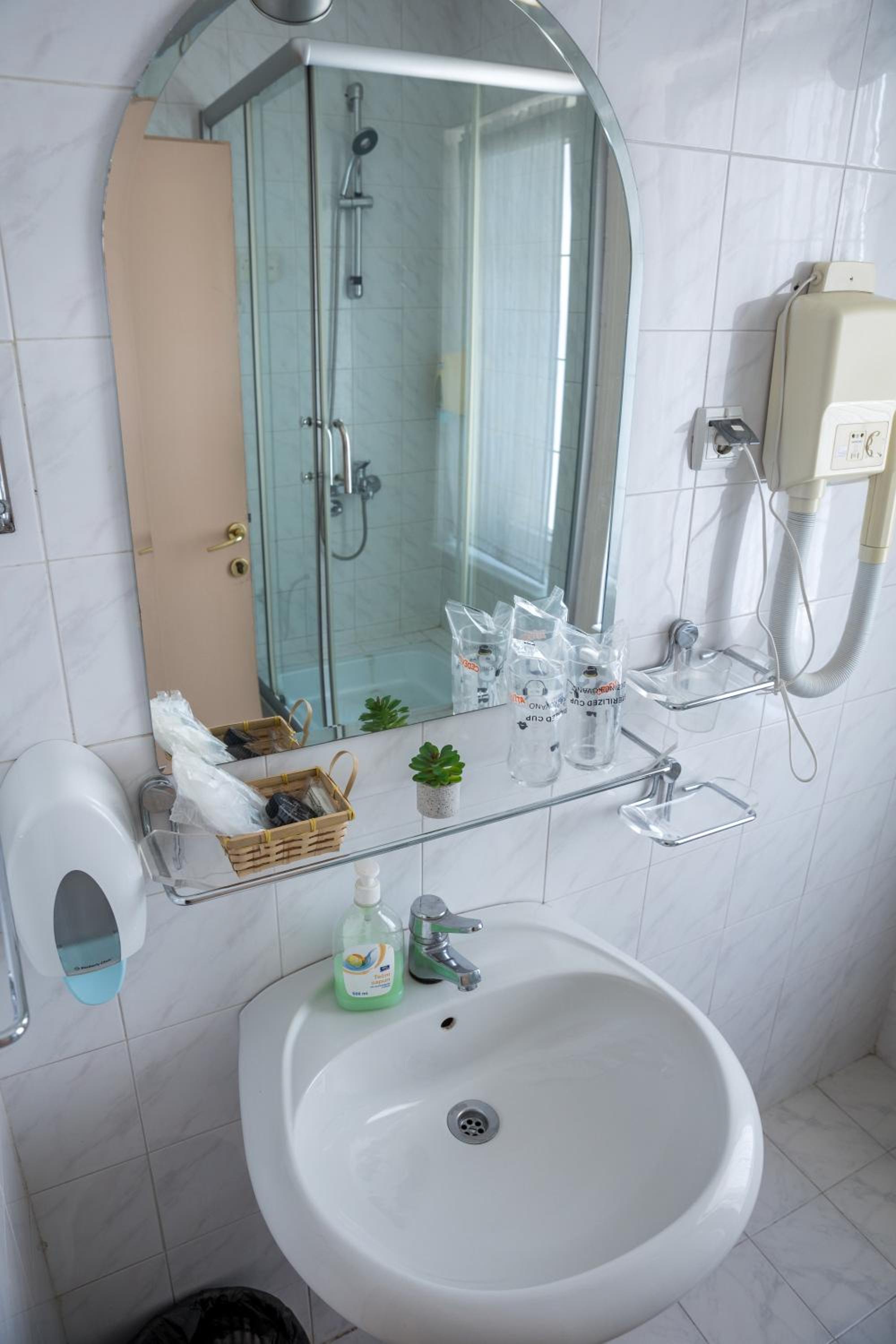 Double Room - Photo 12