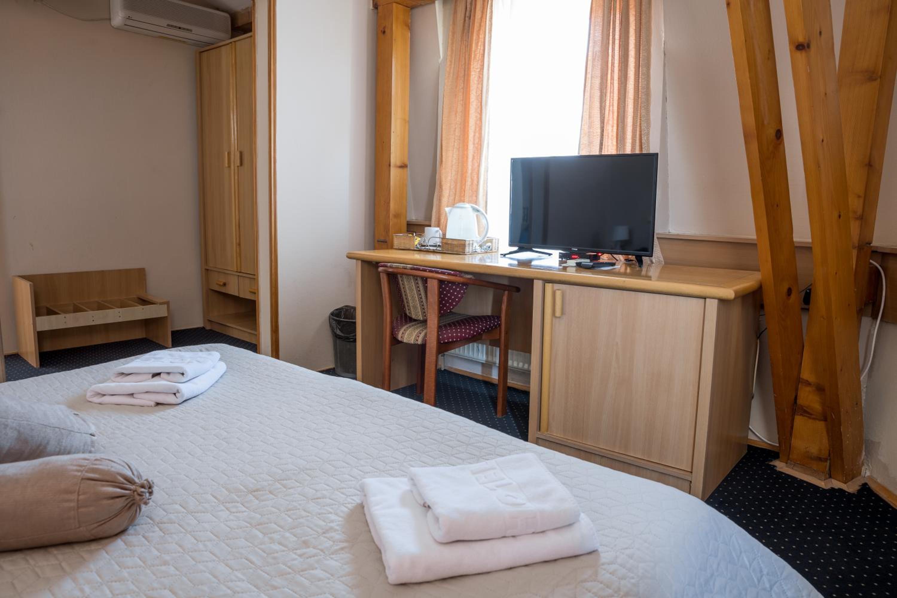 Standard Double Room - Photo 7