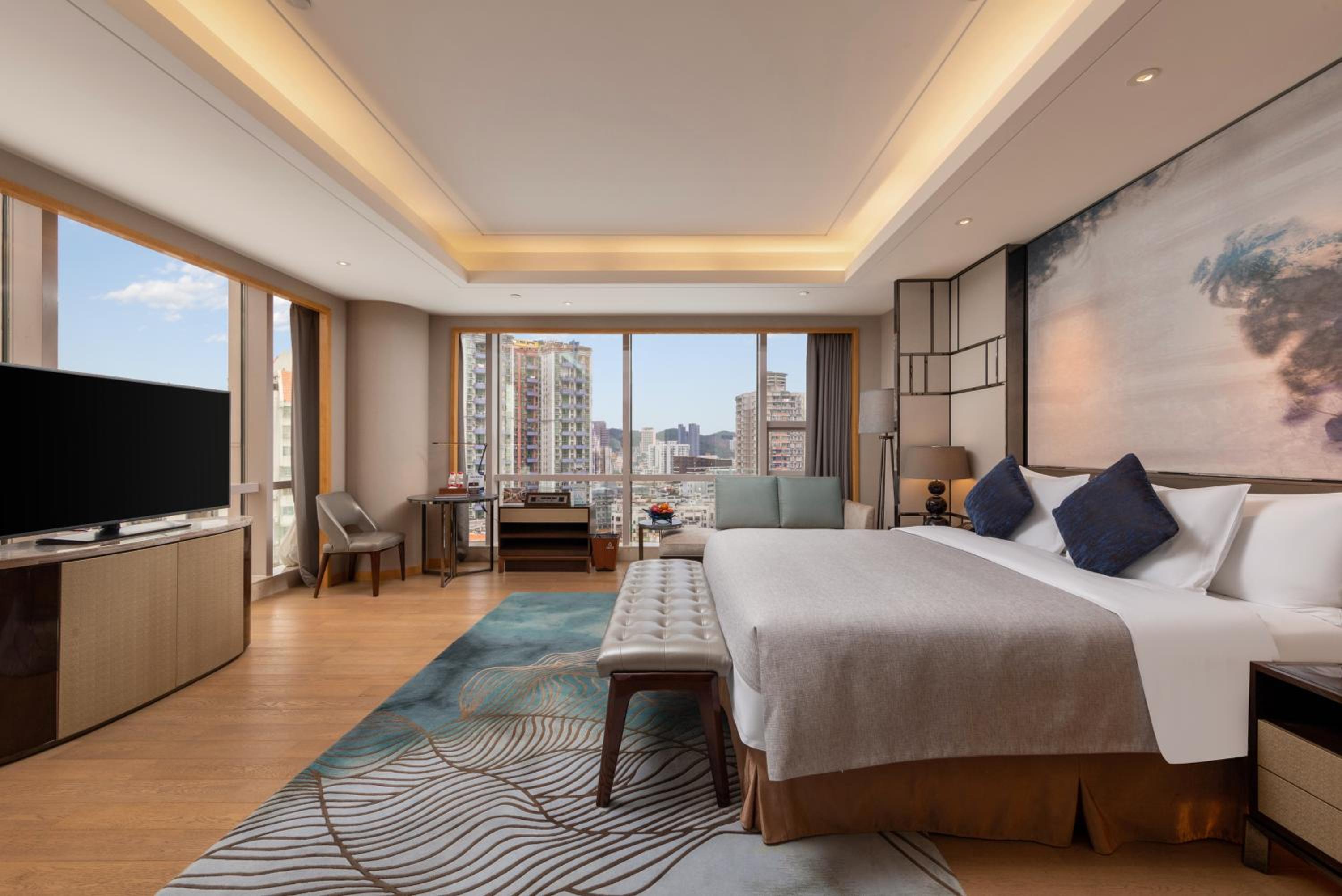 Deluxe Business King Room photo 3