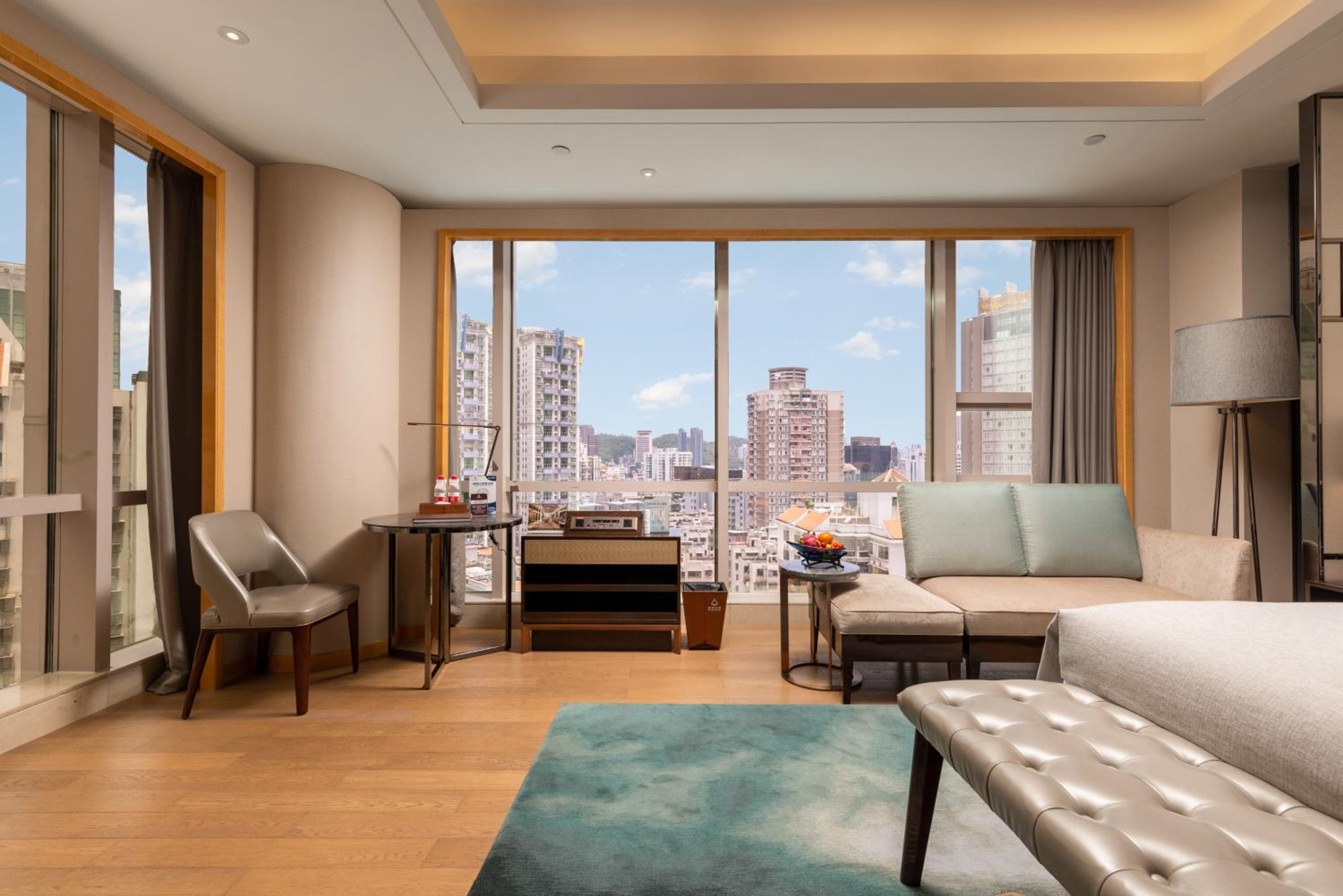 Deluxe Business King Room photo 2