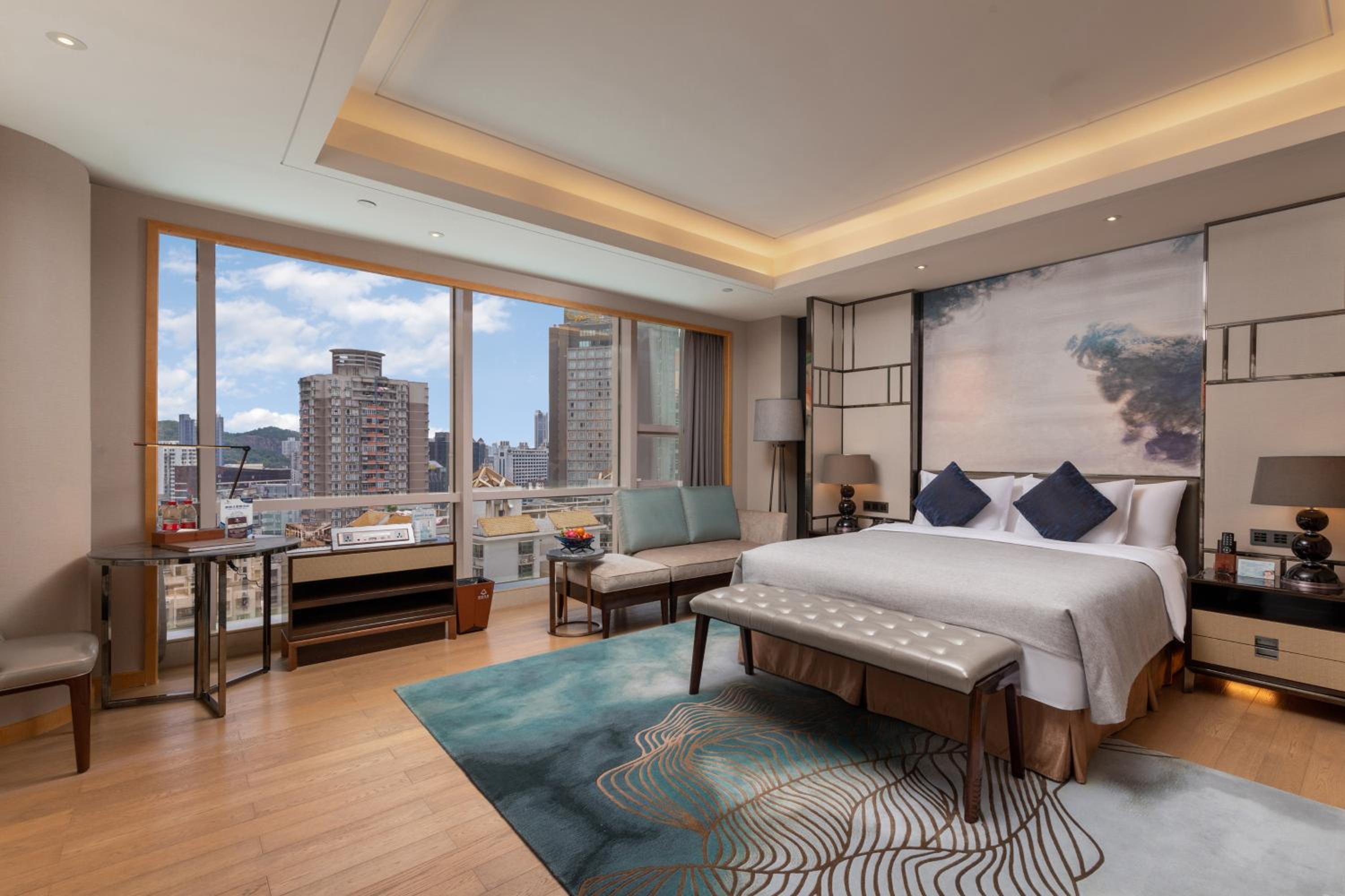 Deluxe Business King Room photo 1