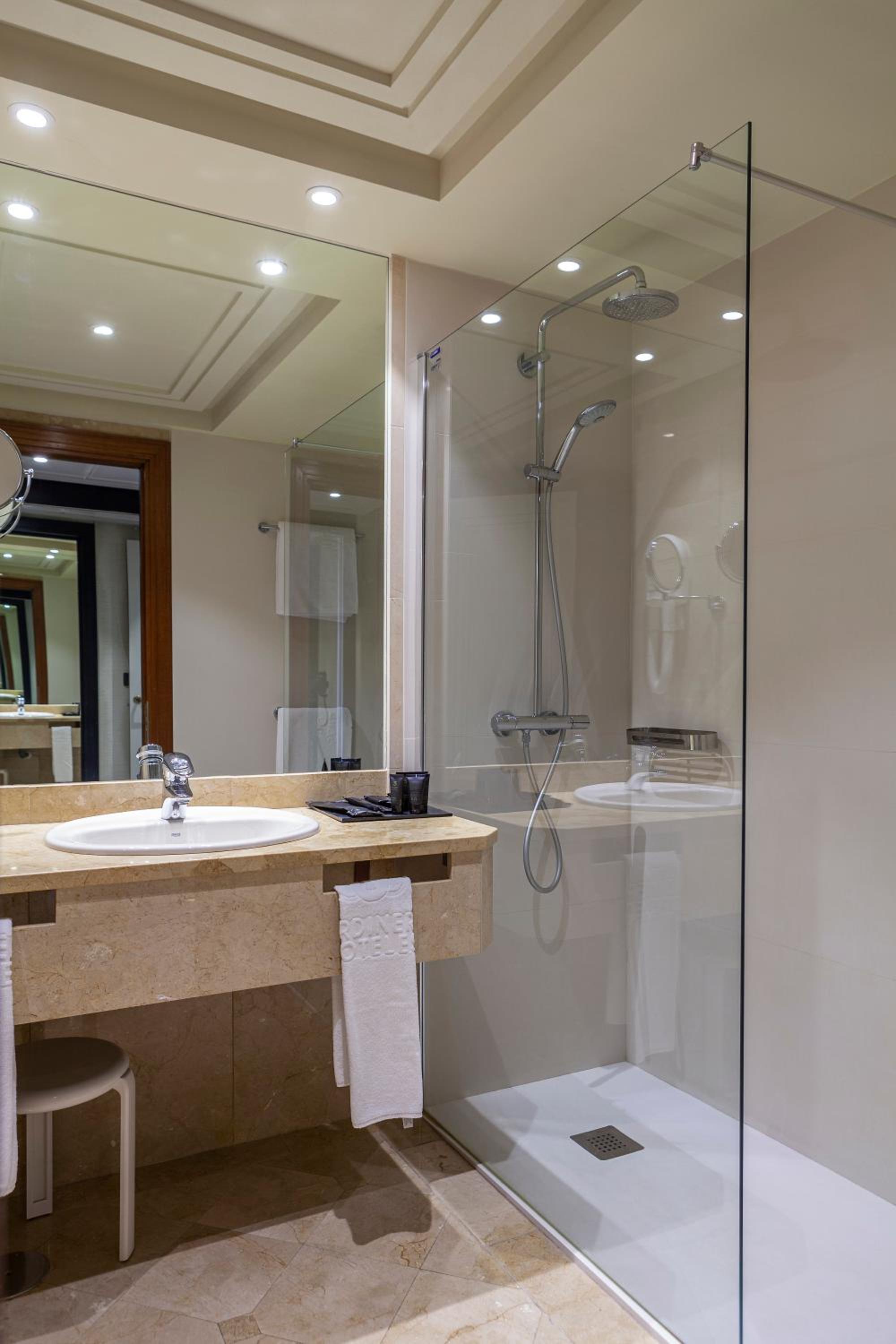 Double or Twin Room with City View (1 adult) - Photo 17