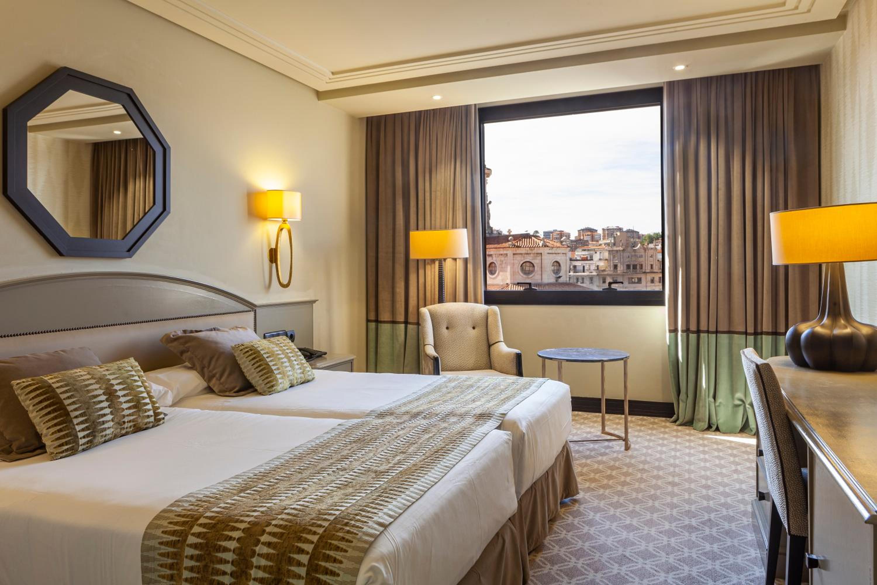 Double or Twin Room with City View (1 adult) - Photo 15