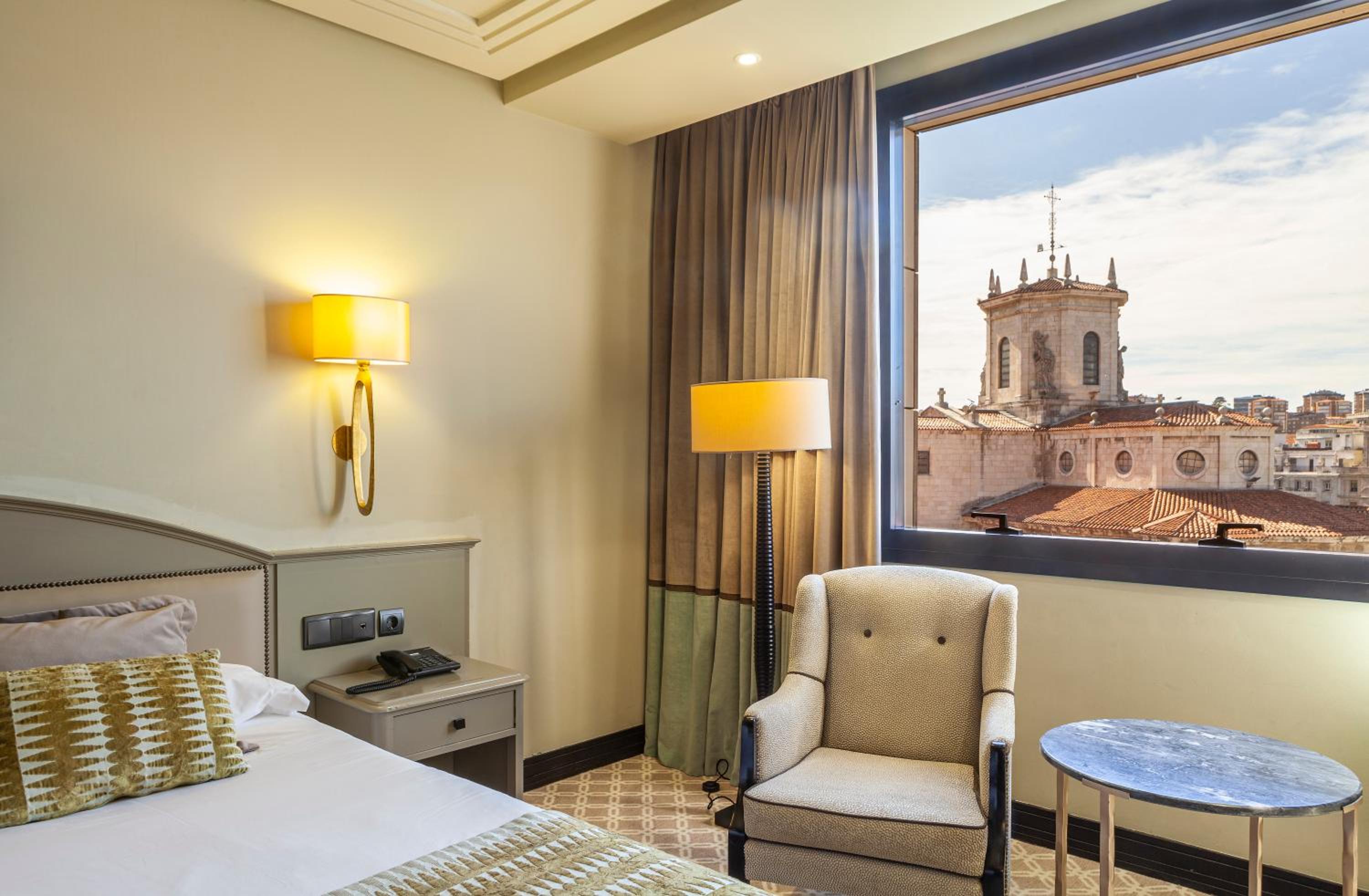 Double or Twin Room with City View (1 adult) - Photo 19
