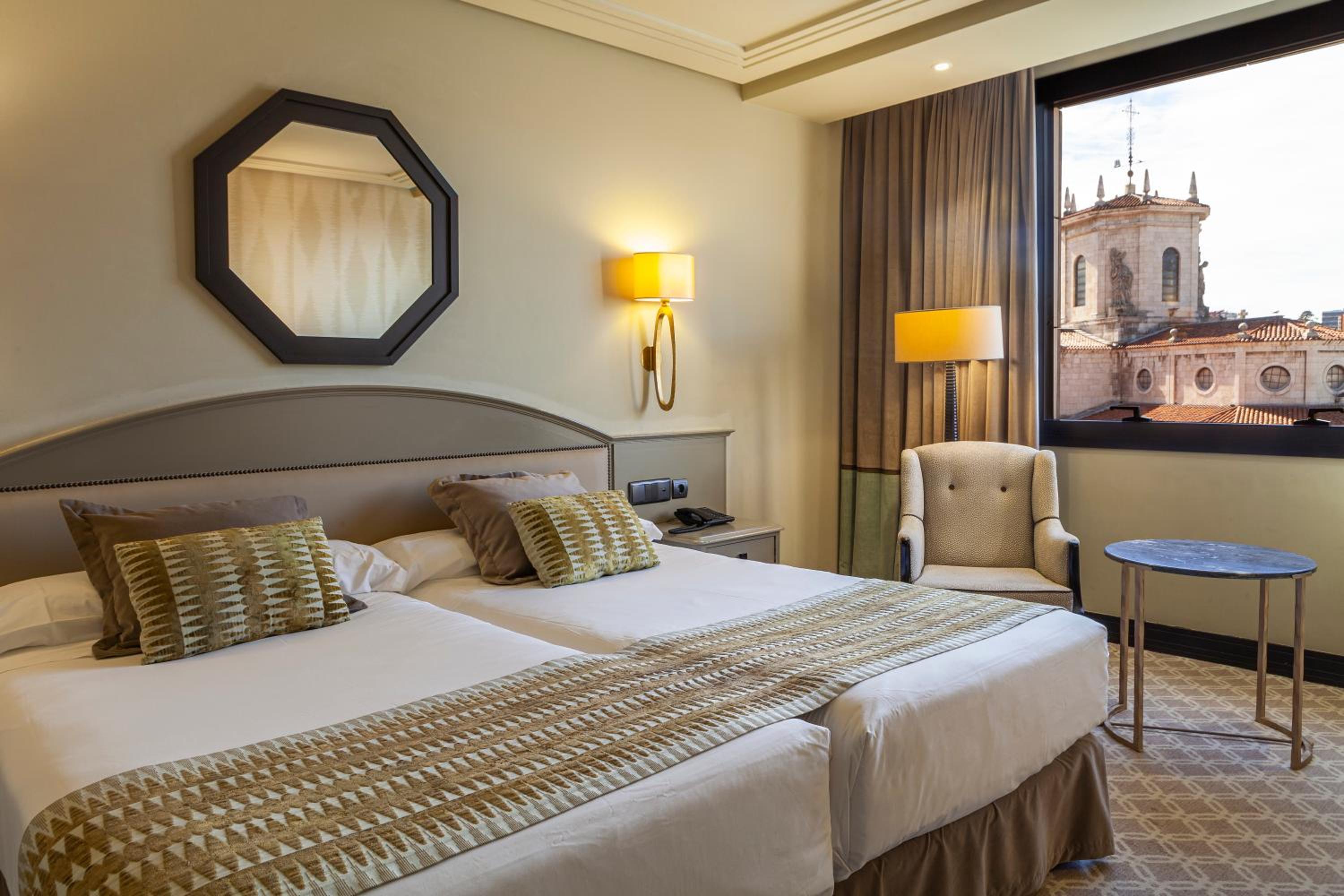 Double or Twin Room with City View (1 adult) - Photo 20