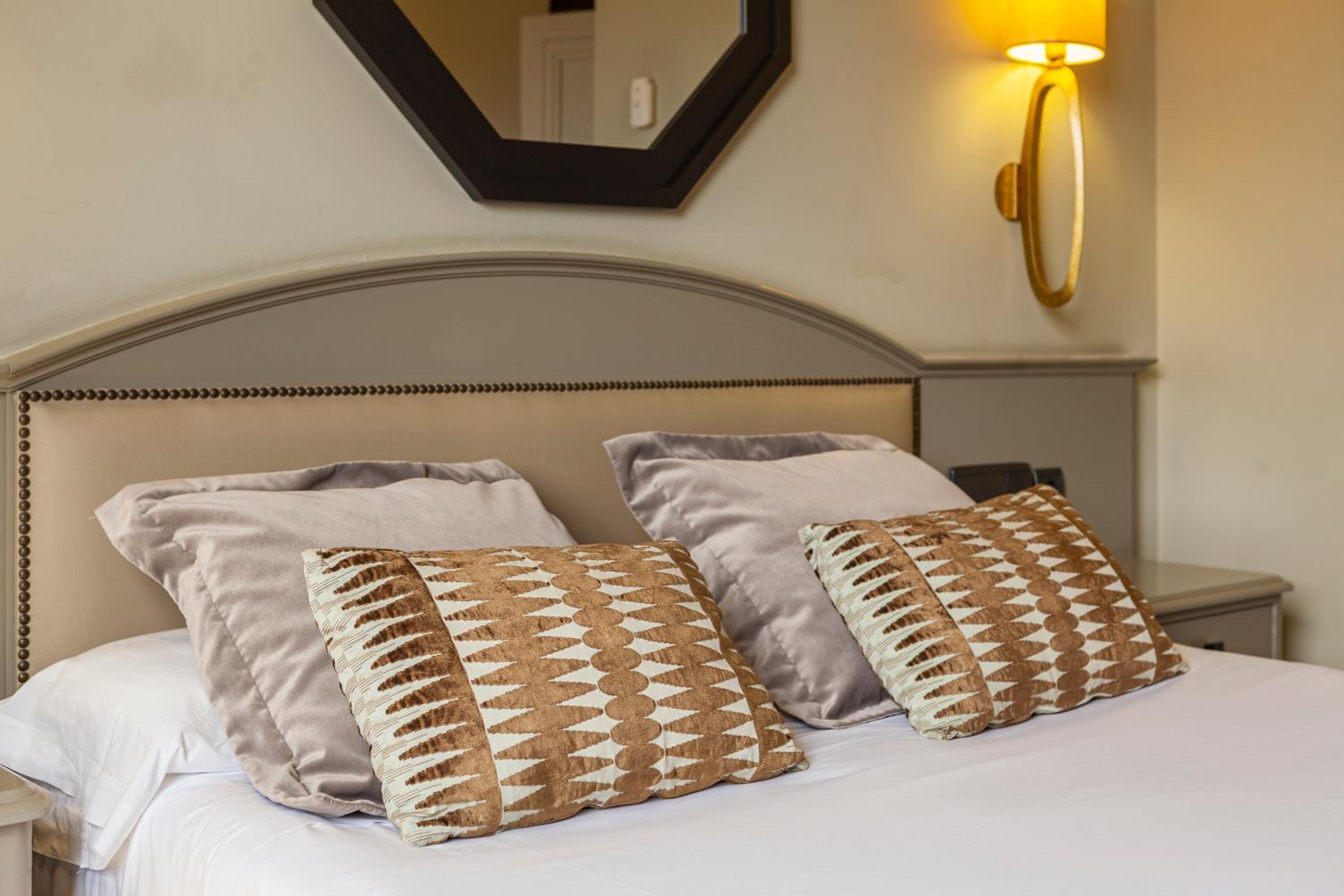 Double or Twin Room with City View (1 adult) - Photo 18