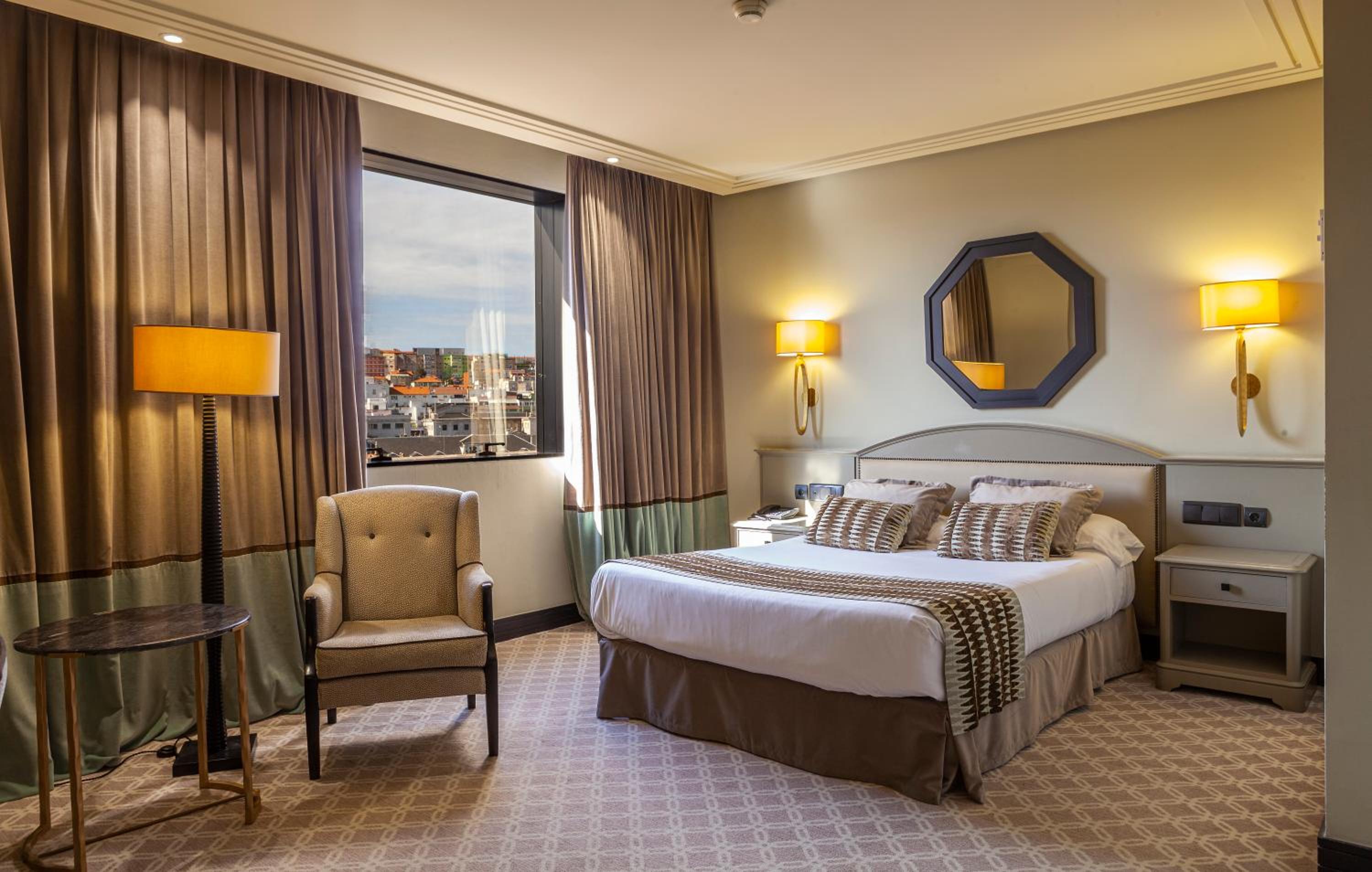Double or Twin Room with City View (1 adult) - Photo 9