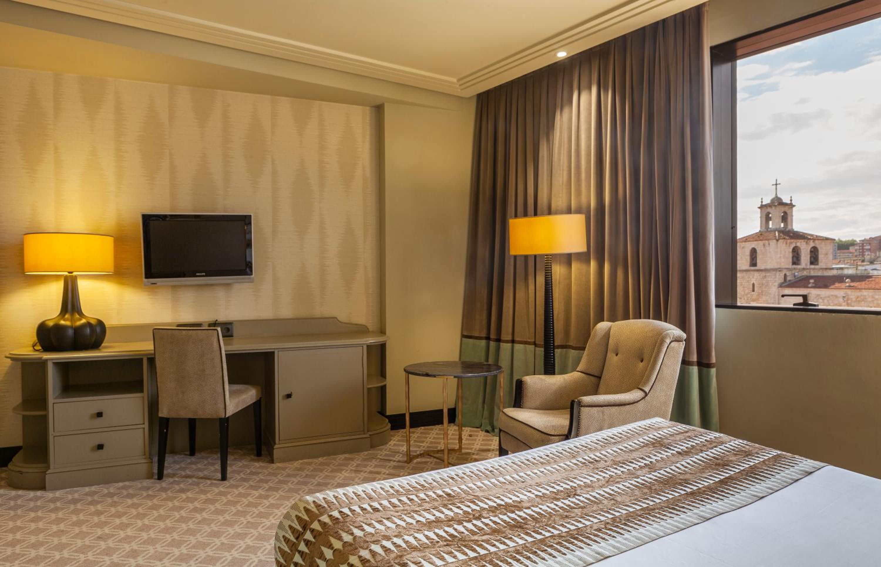 Double or Twin Room with City View (1 adult) - Photo 14
