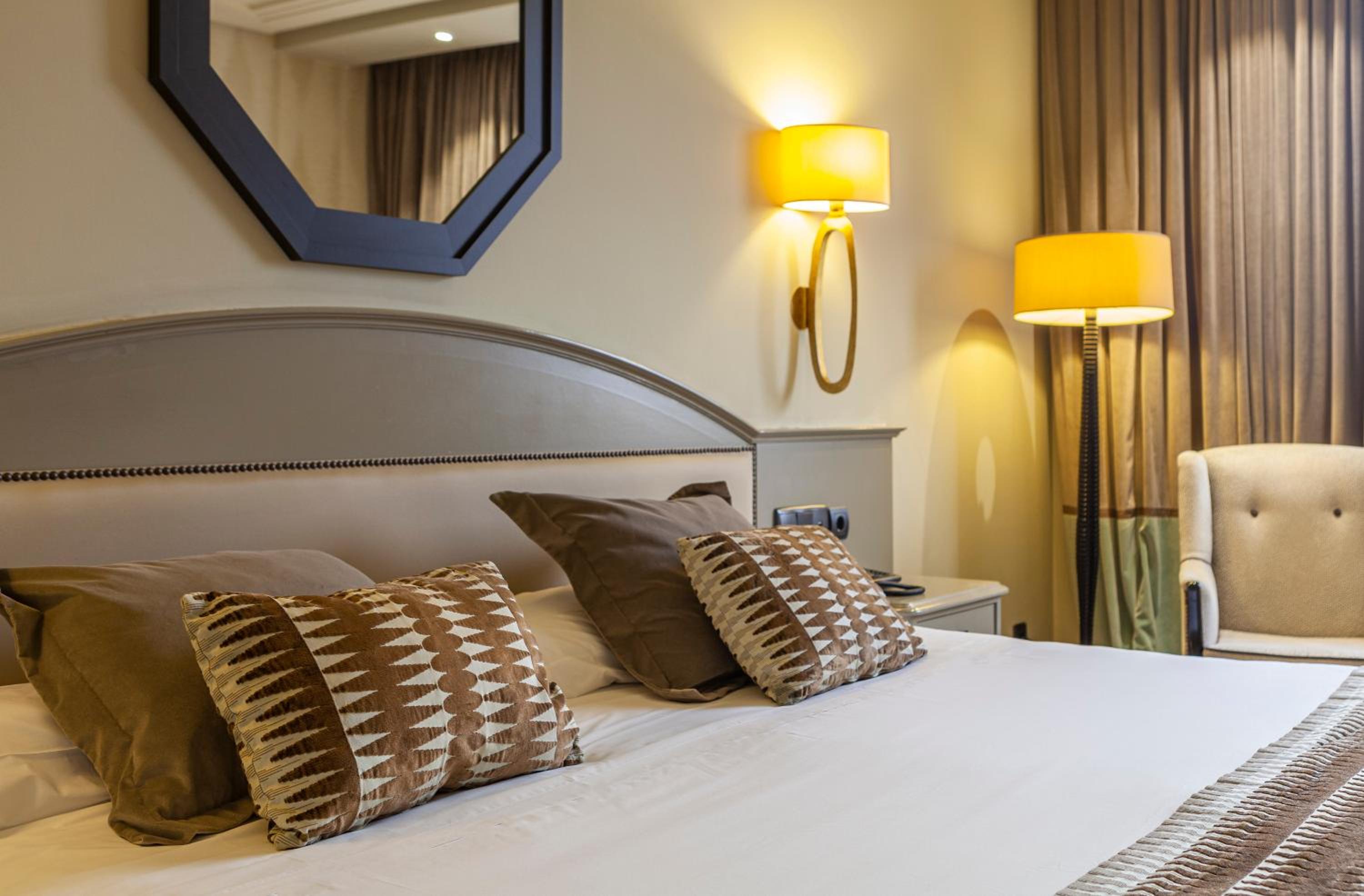 Superior Double Room (3 Adults) - Photo 12