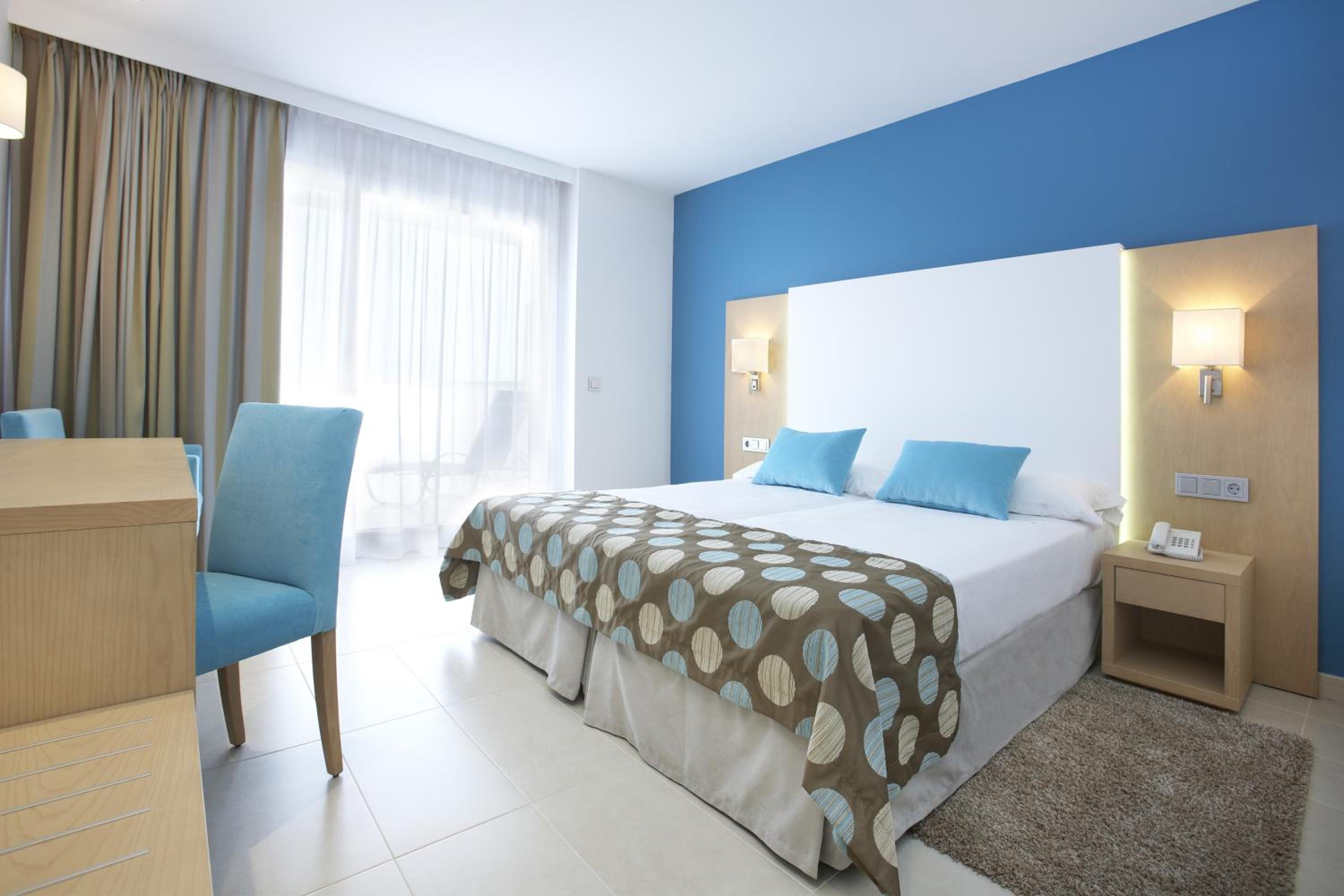 Superior Twin Room with Sea View thumbnail 5