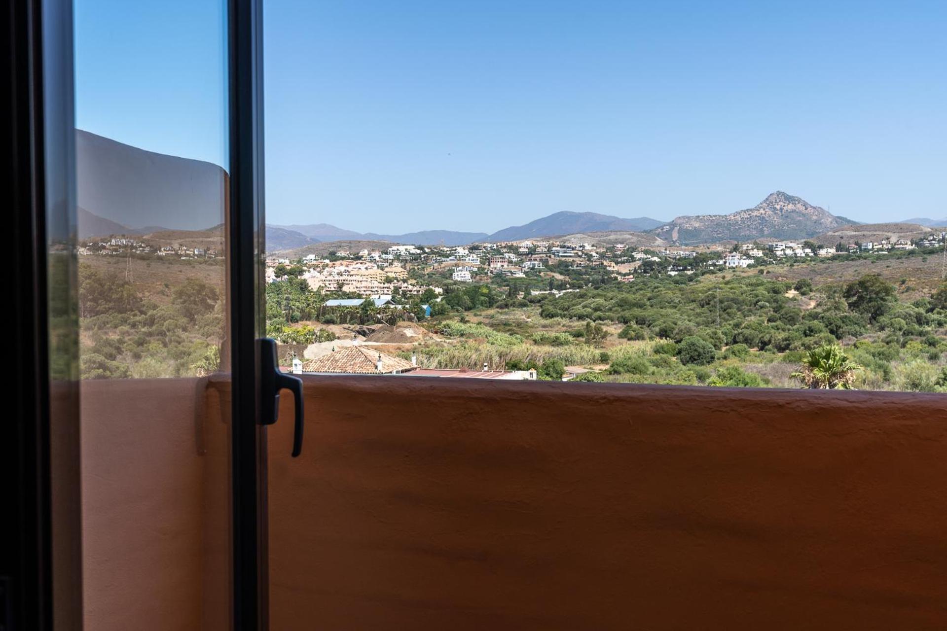 Double Room with Balcony (2 Adults) - Photo 2