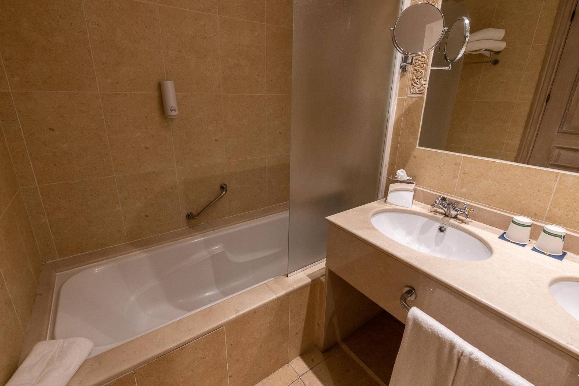 Double Room with Balcony (2 Adults) - Photo 5