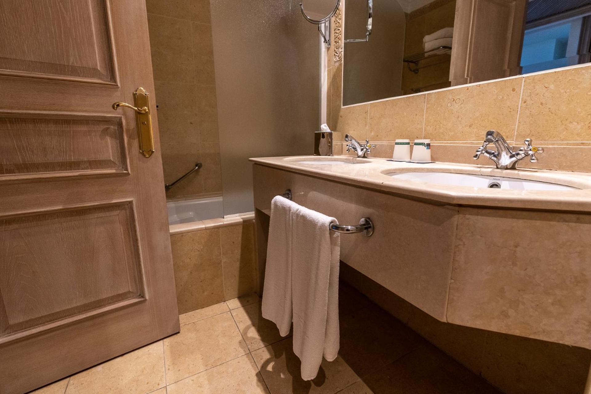 Double Room with Balcony (2 Adults) - Photo 7