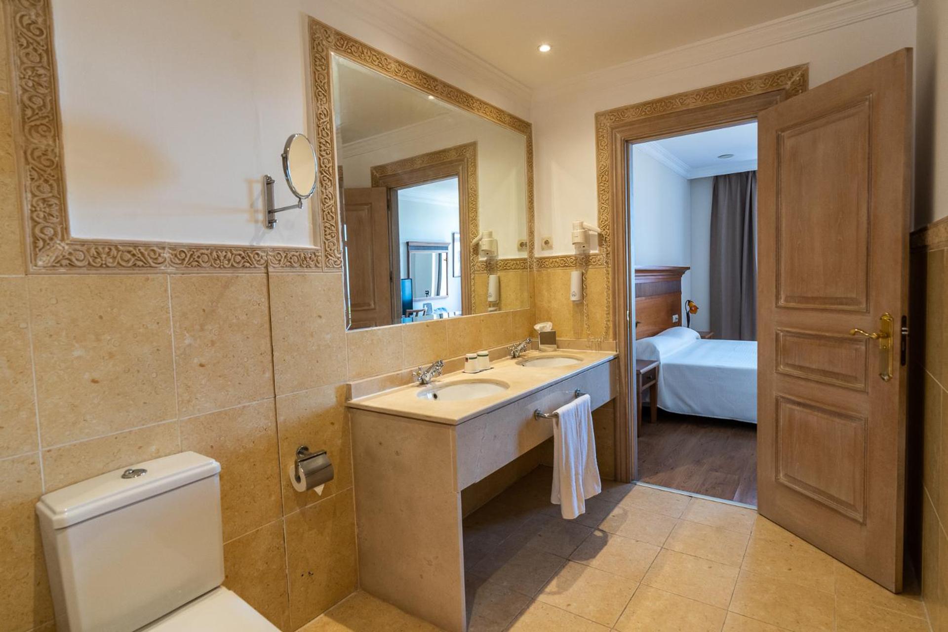 Double Room with Sea View (2 Adults) - Photo 2