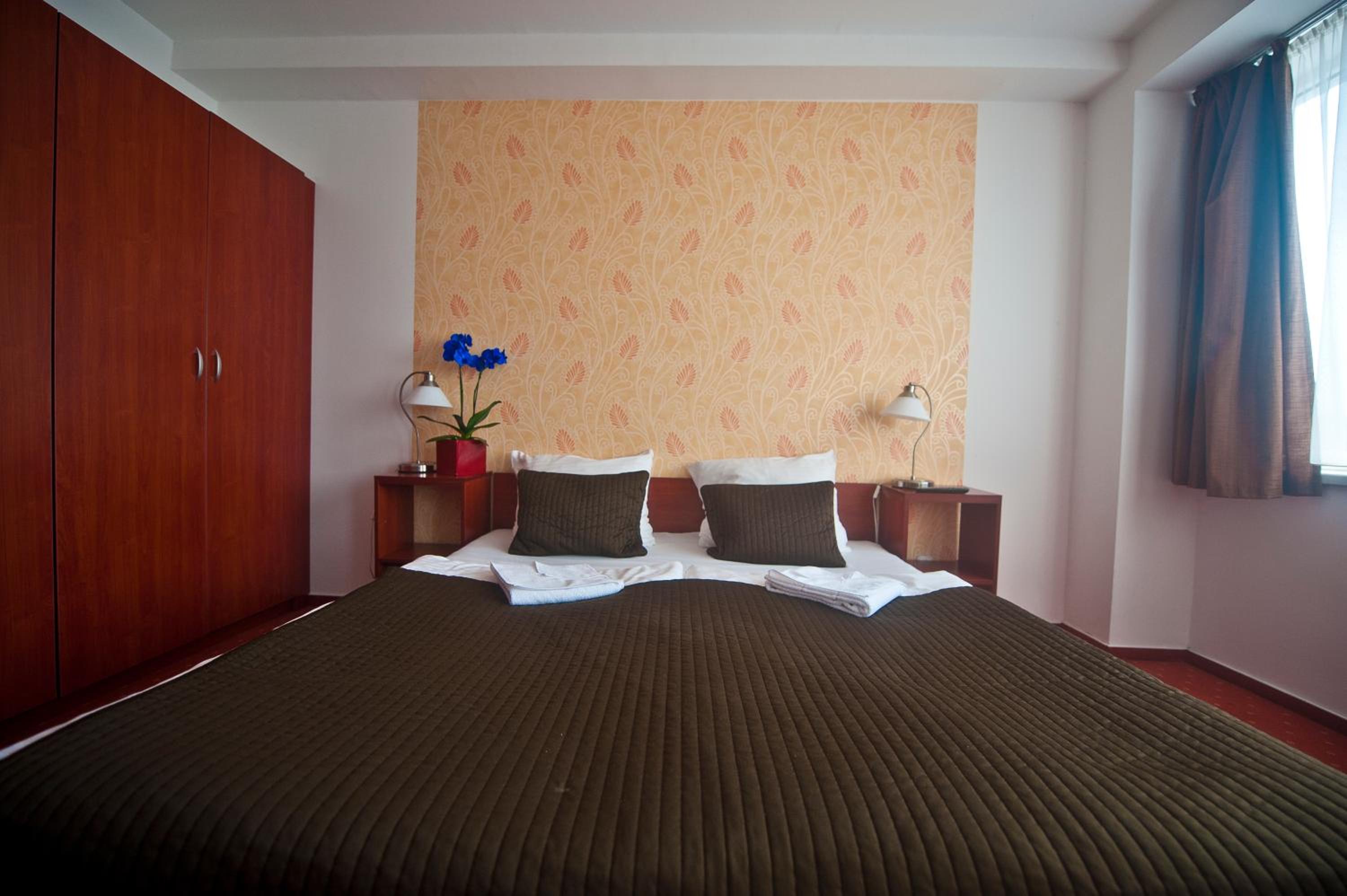 Standard Queen Room - Photo 9