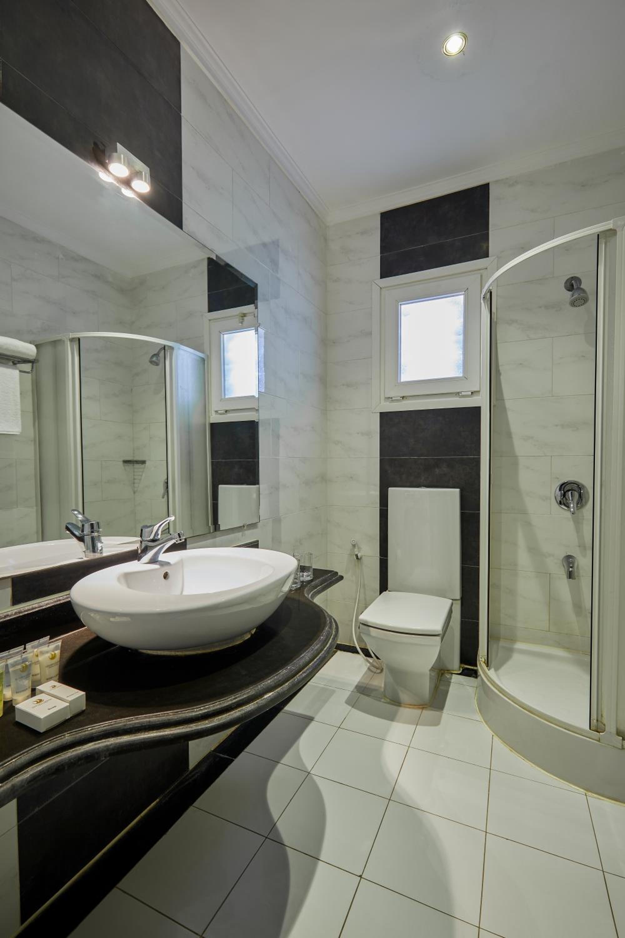 Deluxe Floating Suite - Photo 6